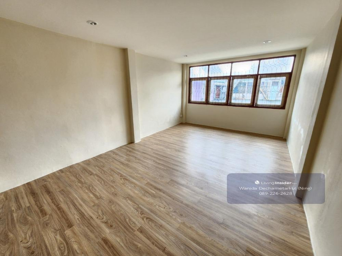 For SaleShop HousePinklao, Charansanitwong : Renovated house for sale, 3 floors, 2 units, Soi Charansanitwong 25, has 3 bedrooms, 3 bathrooms, usable area 330 sq m.