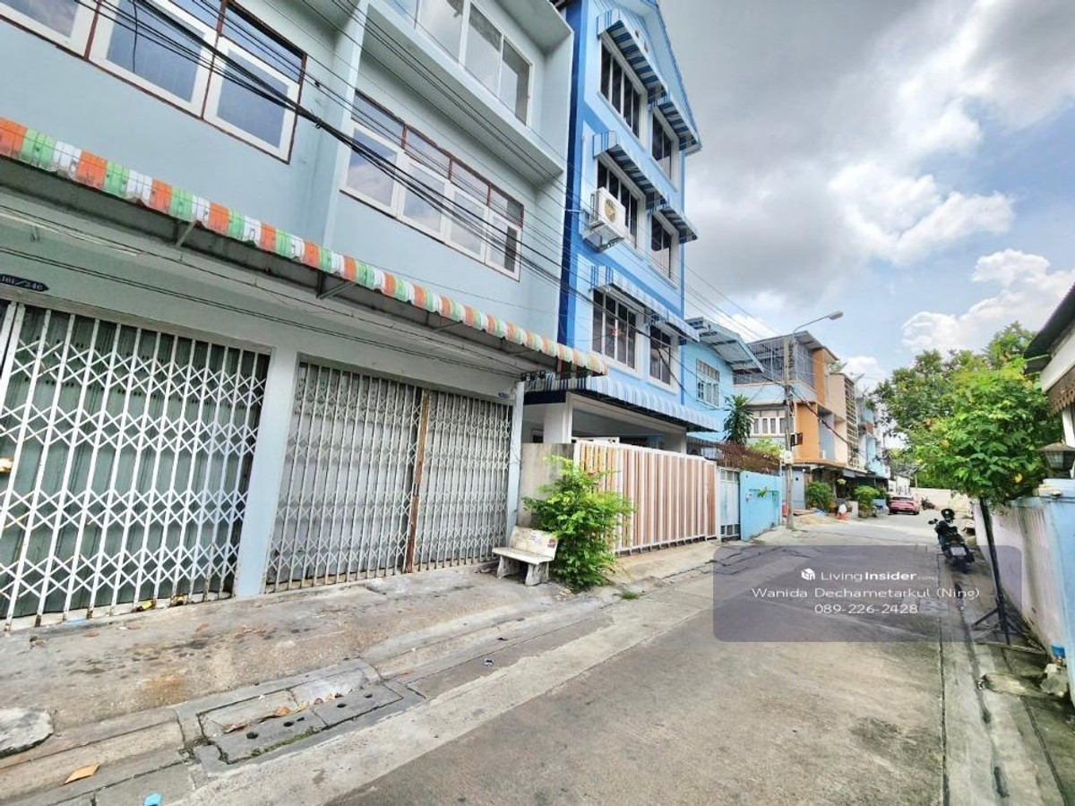 For SaleShop HousePinklao, Charansanitwong : Renovated house for sale, 3 floors, 2 units, Soi Charansanitwong 25, has 3 bedrooms, 3 bathrooms, usable area 330 sq m.