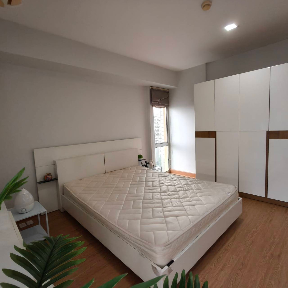 ขายคอนโดพระราม 9 เพชรบุรีตัดใหม่ RCA : ขาย 2 ห้องนอน ราคาสุดคุ้ม !  My Resort เดินไป มศว.ได้	