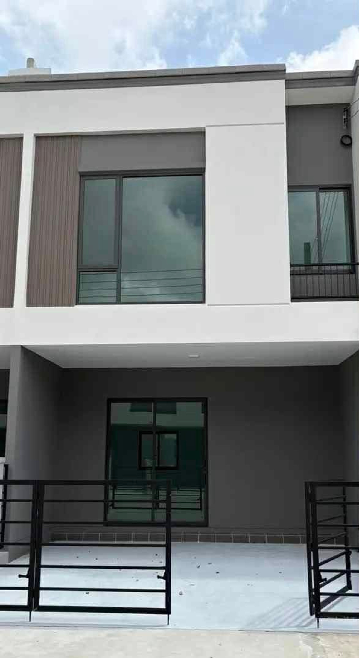 For RentTownhomeBangna, Bearing, Lasalle : 2-story townhome with furniture, beautifully decorated, for rent in Bangna-Bang Kaeo area. Near Mega Bangna, only 1.8 km.