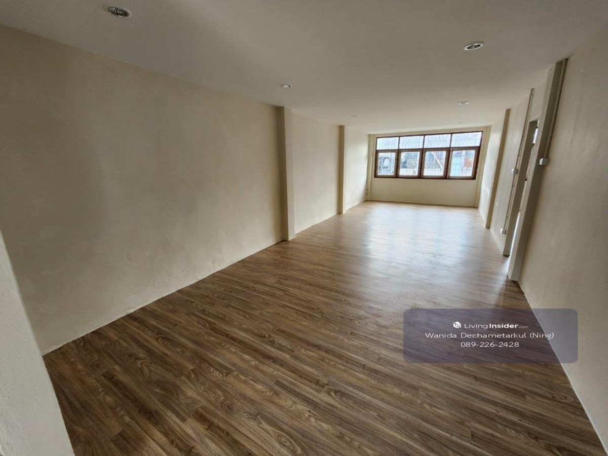 For SaleShop HousePinklao, Charansanitwong : Renovated house for sale, 3 floors, 2 units, Soi Charansanitwong 25, has 3 bedrooms, 3 bathrooms, usable area 330 sq m.