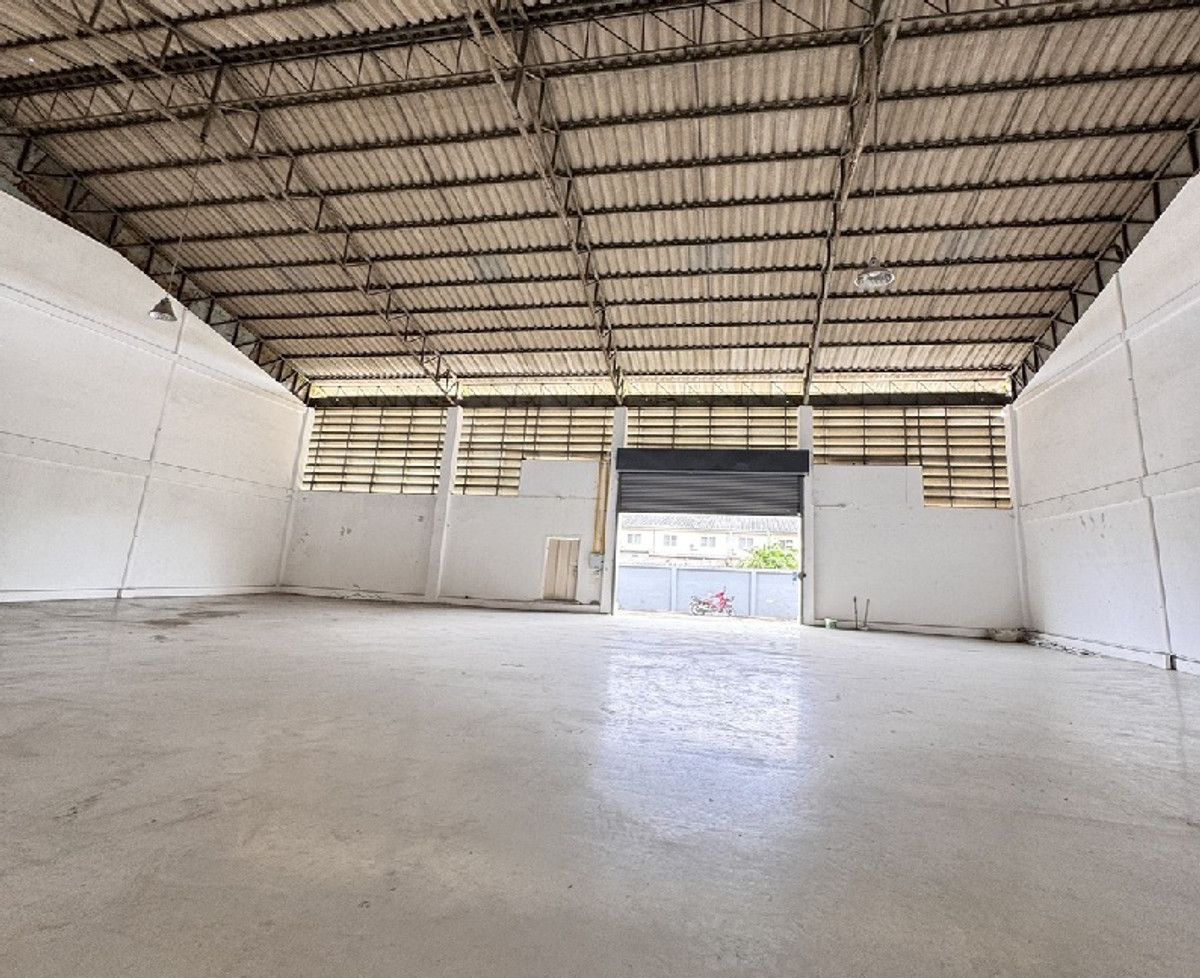 For RentWarehouseSamut Prakan,Samrong : For Rent, warehouse for rent with office, Soi Bang Pla 2 (Thanasit), Theparak Km. 14, new condition, newly built / usable area 500 square meters, trailer can enter and exit, very good location.