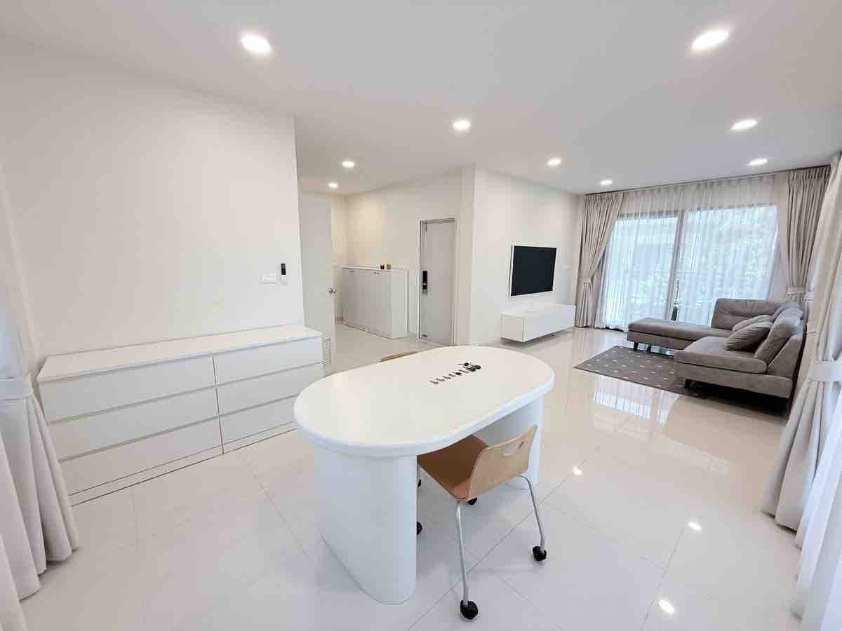 ขายบ้านบางนา แบริ่ง ลาซาล : ลด 1 ล้าน !! 🔥 คุ้มสุดช็อค 🏡Centro Bangna - บ้านเดี่ยวสุด HOT ในเวลานี้ 🔥 ติด Mega bangna เพียง 1 กิโลเมตร •  รีบนัดชมนะคะ มีหลังเดียวเท่านั้น 081-152-6154 • 3 ห้องนอน 164 ตร.ม. เพียง 8.5 ลบ. 🏷️    