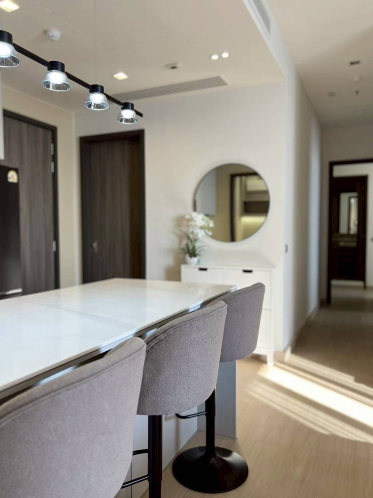 ขายคอนโดสาทร นราธิวาส : ขายด่วน คอนโด Rhythm เจริญกรุง-พาวิลเลียน 2 นอน 3 น้ำ 1 ห้องแม่บ้าน ตกแต่ง Built-in อย่างดี ตามภาพ ห้องใหม่ ไม่เคยเข้าอยู่ เข้าอยู่ได้เลย