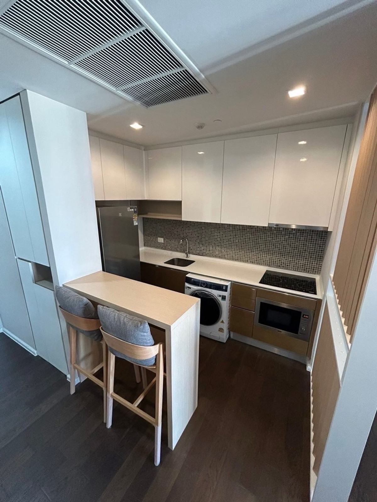 ให้เช่าคอนโดลาดพร้าว เซ็นทรัลลาดพร้าว : ให้เช่า คอนโด The Saint Residence ลาดพร้าวขนาดห้อง : 57 ตร.ม 2ห้องนอน 2 ห้องน้ำ ชั้น : 22 ตึก/อาคาร : G ราคา : 29,000 บาท สถานที่ใกล้เคียง : Mrt พหลโยธิน