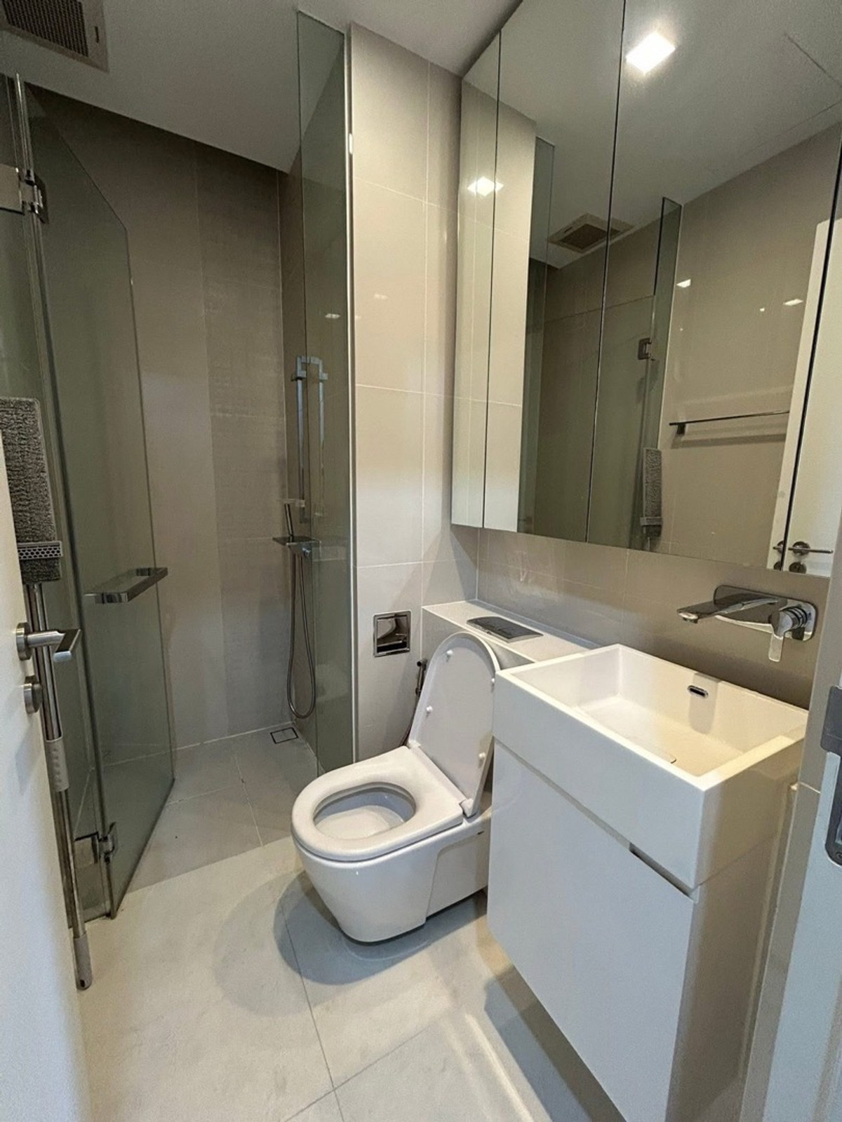 ให้เช่าคอนโดลาดพร้าว เซ็นทรัลลาดพร้าว : ให้เช่า คอนโด The Saint Residence ลาดพร้าวขนาดห้อง : 57 ตร.ม 2ห้องนอน 2 ห้องน้ำ ชั้น : 22 ตึก/อาคาร : G ราคา : 29,000 บาท สถานที่ใกล้เคียง : Mrt พหลโยธิน