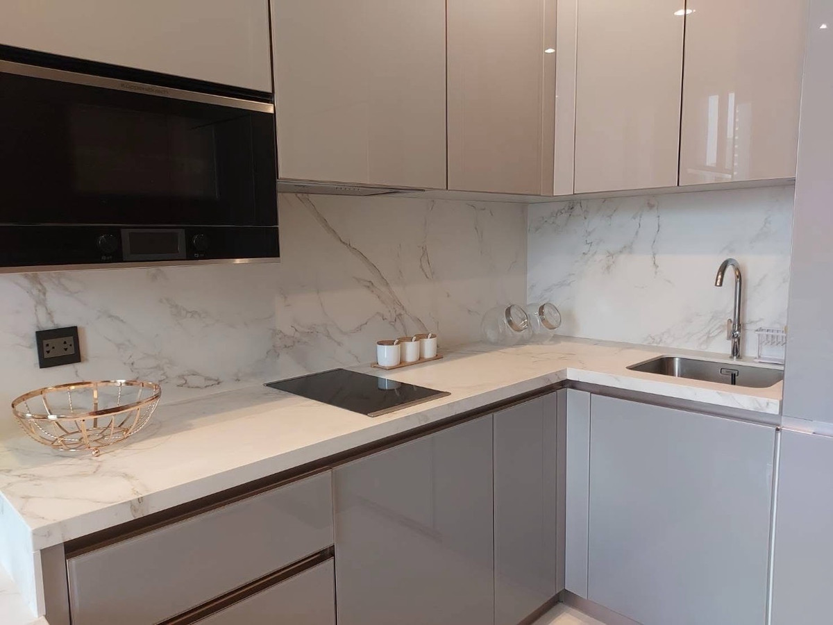 ให้เช่าคอนโดพระราม 9 เพชรบุรีตัดใหม่ RCA : ให้เช่า The Esse at Singha Complex (ดิ เอส แอท สิงห์ คอมเพล็กซ์) 1 ห้องนอน 1ห้องน้ำ  35 ตรม.  ตึก หลัก ชั้น 12 วิวเมืองสวย เฟอร์และเครื่องใช้ไฟฟ้าครบ 35,000 บาท