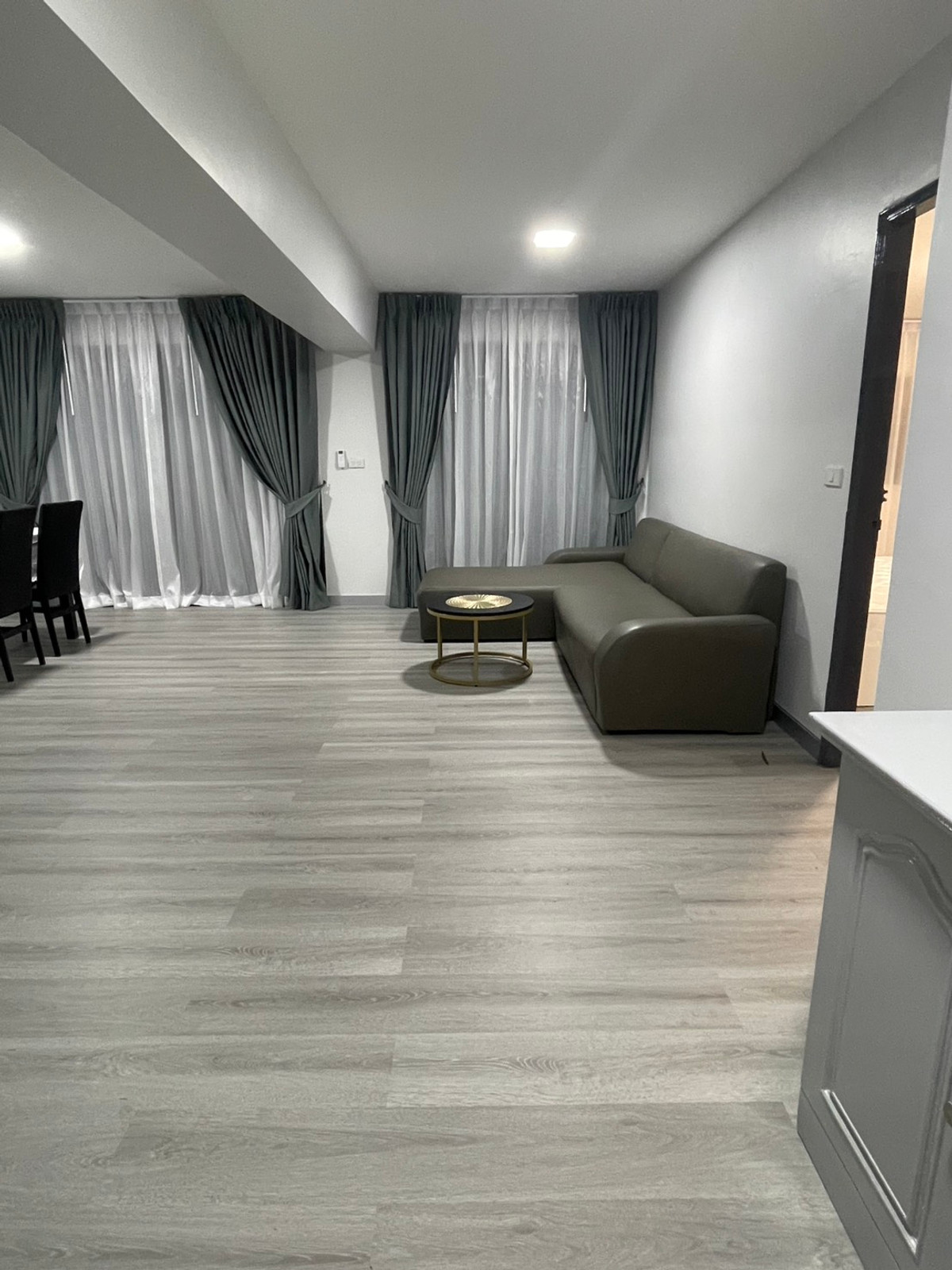 คอนโดสุขุมวิท อโศก ทองหล่อ : ประกาศเช่า/ขายคอนโด ทองหล่อทาวเวอร์  พื้นที่ 98 ตร.ม. 3 bed 2bath แต่งใหม่ทุกอย่าง ชั้น 5 ตึก B  ขาย  7.2 ล้านบาท เช่า 33,000 บาท