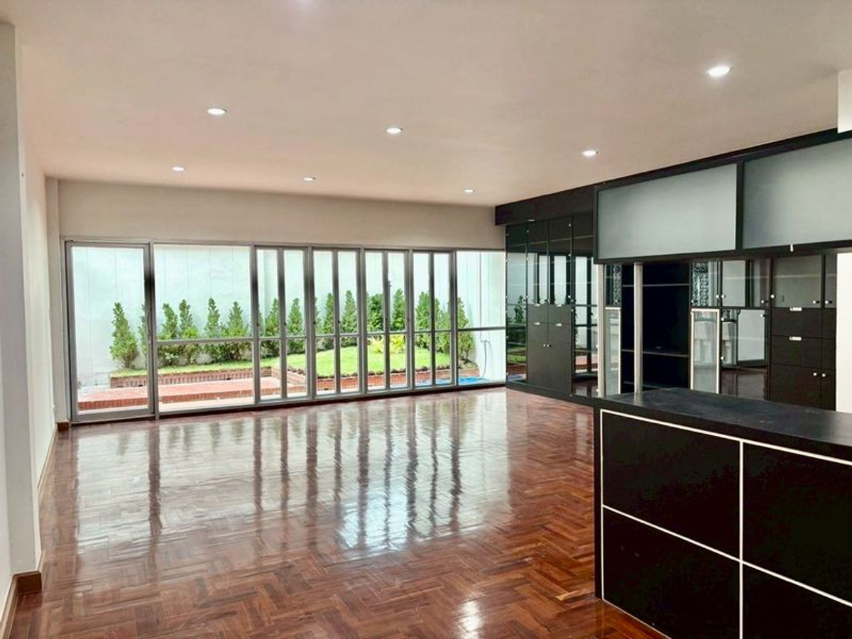 For SaleTownhomeSiam Paragon ,Chulalongkorn,Samyan : 7-story townhouse for sale, Banthat Thong, area 70 square meters, 7 bedrooms, Soi Sunthornpimon, Pathumwan Subdistrict, Pathumwan District, Bangkok