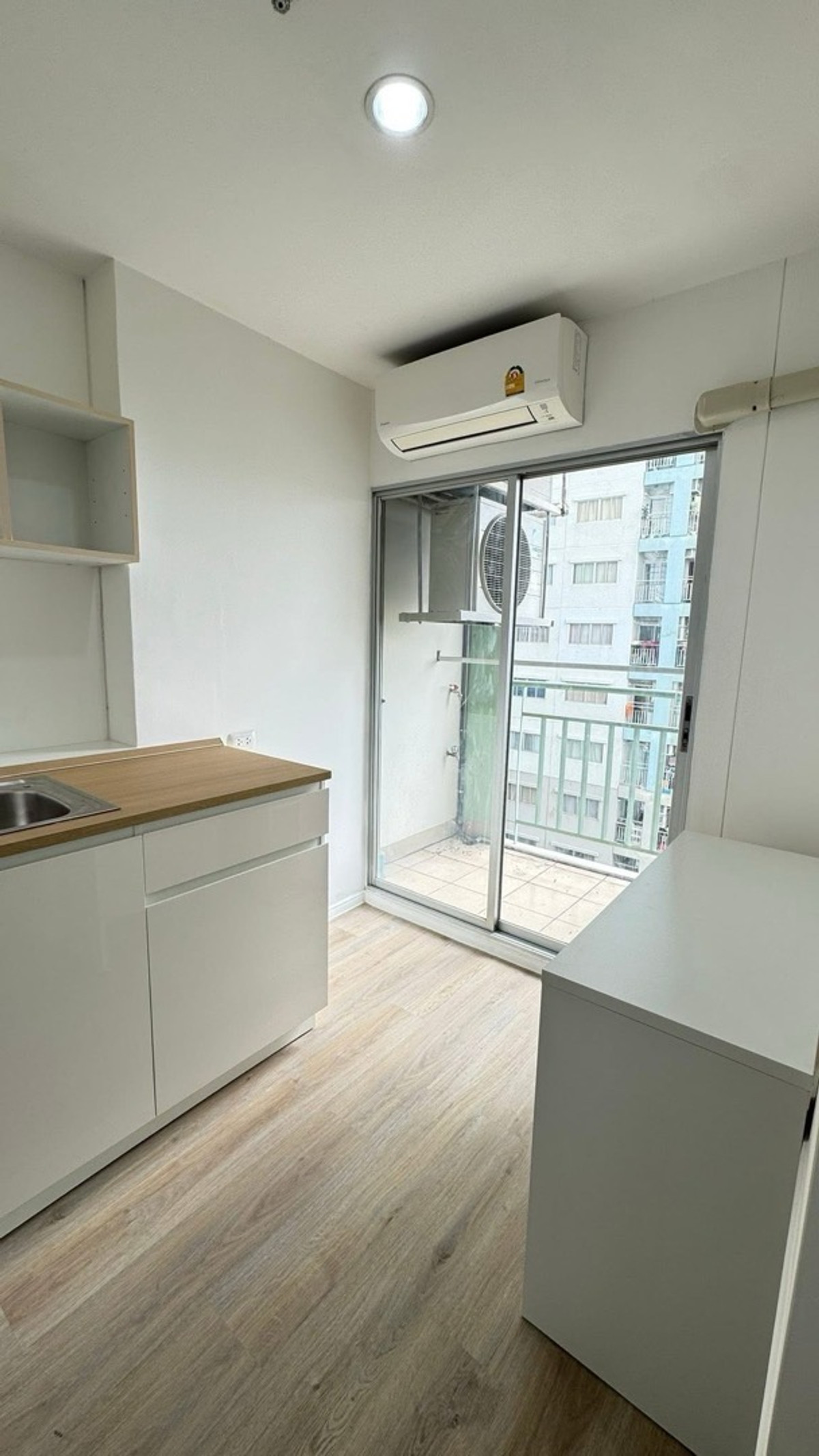 ขายคอนโดบางนา แบริ่ง ลาซาล : ขาย คอนโด ลุมพินี เมกะซิตี้ บางนา ตึก/อาคาร : D ชั้น : 9 ขนาดห้อง : 23 ตร.ม. ราคา : 1,250,000 บาท สถานที่ใกล้เคียง : Mega bangna