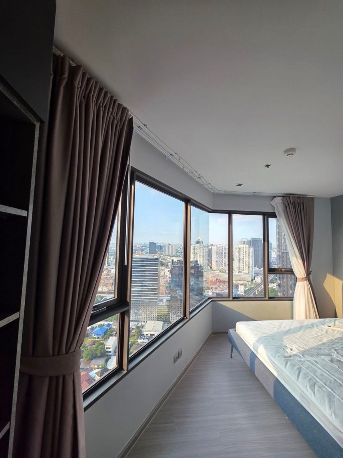 For RentCondoLadprao, Central Ladprao : Condo for rent Life Lat Phrao Room size: 35 sq m Floor: 38 Building/Building: A Price: 25,000 baht Nearby location: Next to BTS Ha Yaek Lat Phrao Station.
