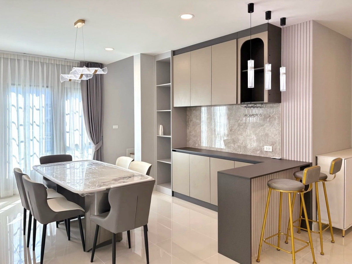 ให้เช่าบ้านบางนา แบริ่ง ลาซาล : ◈Centro Bangna◈ • Size 64.5 sq m. • Usable area 303 sq m. • 4 bedrooms, 5 bathrooms • 1 maids room • 3 parking spaces • Built-in & fully furnished 
