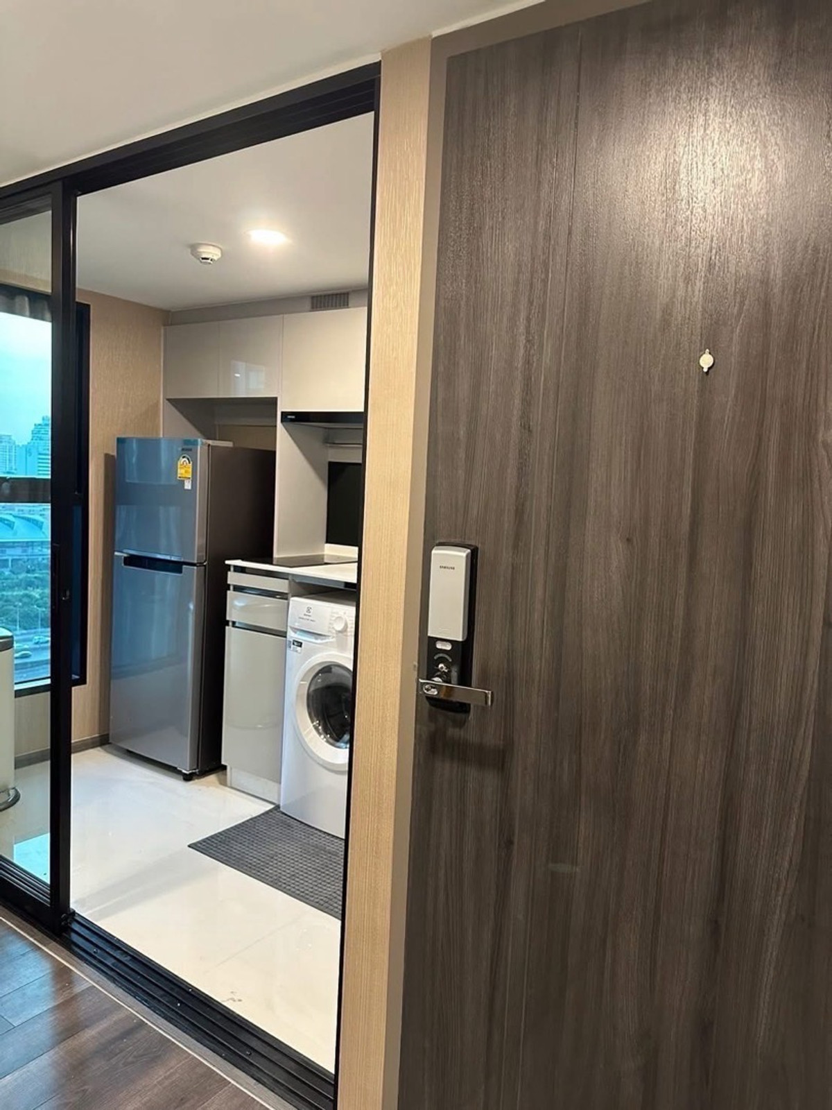 ให้เช่าคอนโดพระราม 9 เพชรบุรีตัดใหม่ RCA : ให้เช่า Knightsbridge space rama9 (ไนท์ บริดจ์ สเปซ พระราม9) Duplex 2 ห้องนอน 1ห้องน้ำ (2bed 1bath) 44 ตรม.  ตึก หลัก ชั้น 16 วิวเมือง เฟอร์และเครื่องใช้ไฟฟ้าครบ 42,000 บาท