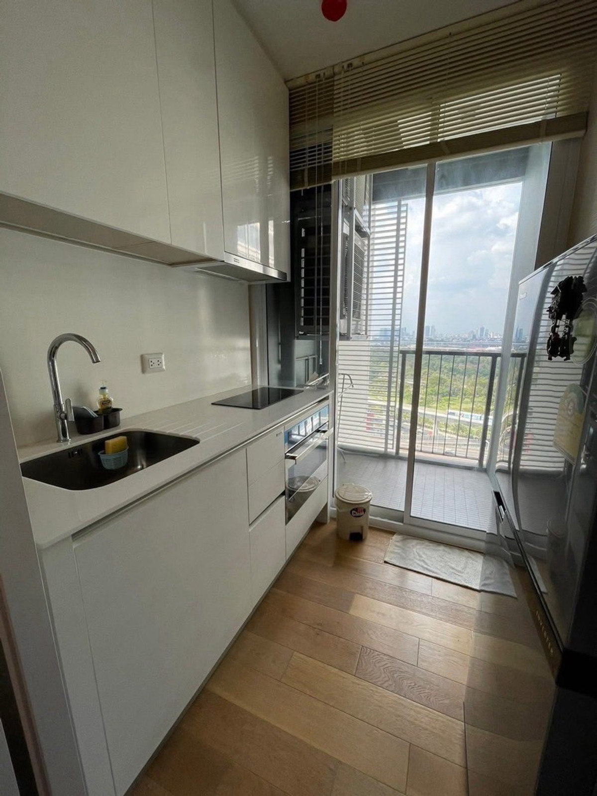 ให้เช่าคอนโดลาดพร้าว เซ็นทรัลลาดพร้าว : ให้เช่า คอนโด เดอะ เซนต์ เรสซิเดนเซส (The Saint Residences)​ ชั้น : 21 ตึก/อาคาร : Cขนาดห้อง : 31 ตร.ม ราคา : 15,000 บาท สถานที่ใกล้เคียง : ติด MRT พหลโยธิน (ห่าง 300 เมตร)