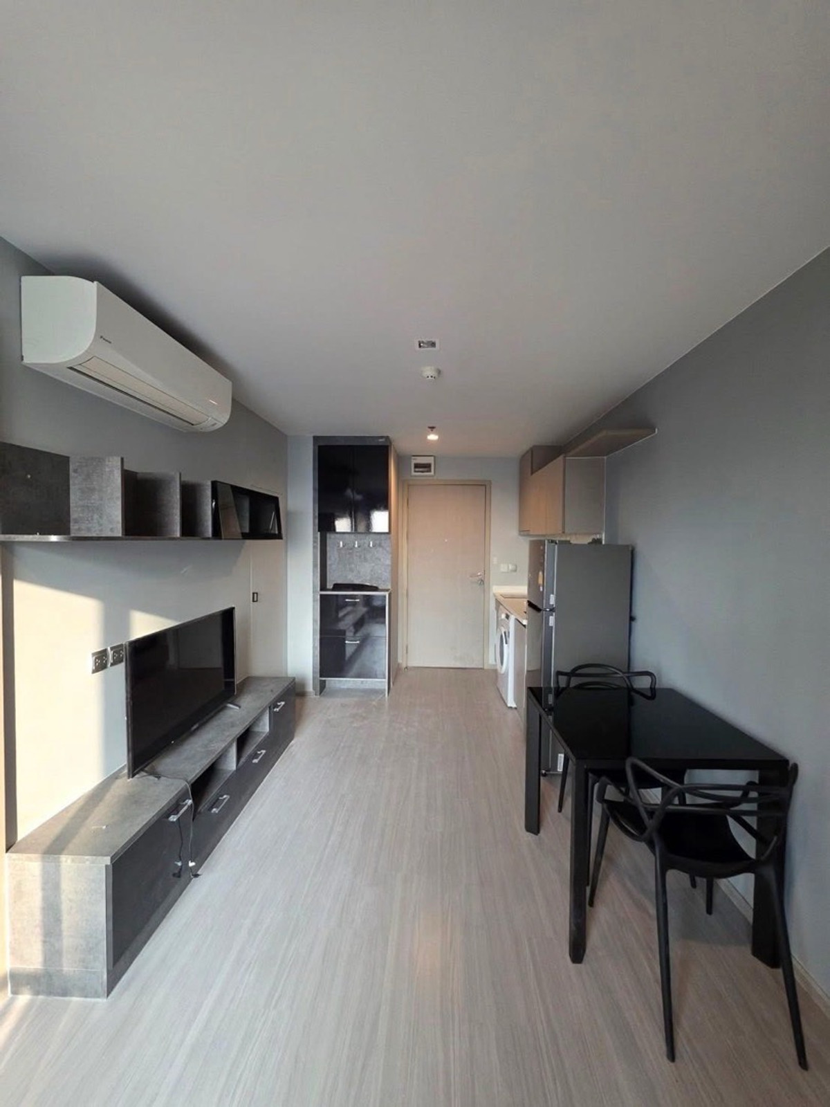 ให้เช่าคอนโดลาดพร้าว เซ็นทรัลลาดพร้าว : ให้เช่า คอนโด Life ลาดพร้าว ขนาดห้อง : 35 ตร.ม ชั้น : 38 ตึก/อาคาร : A ราคา : 25,000 บาท สถานที่ใกล้เคียง : ติด bts สถานีห้าแยกลาดพร้าว