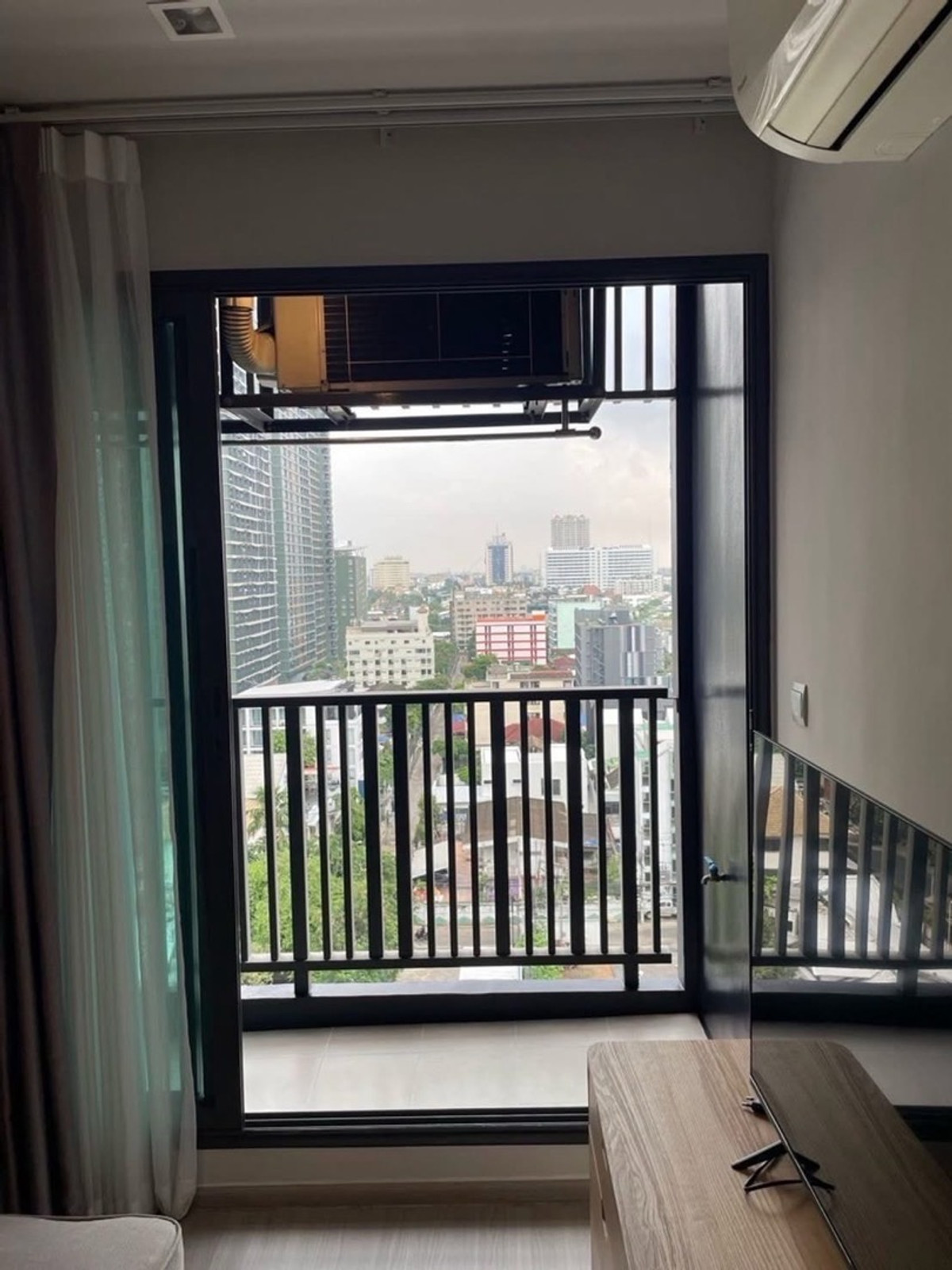 ให้เช่าคอนโดลาดพร้าว เซ็นทรัลลาดพร้าว : ให้เช่า คอนโด Life ลาดพร้าว ขนาดห้อง : 35 ตร.ม ชั้น : 12A ตึก/อาคาร : B ราคา : 25,000 บาท สถานที่ใกล้เคียง : ติด bts สถานีห้าแยกลาดพร้าว