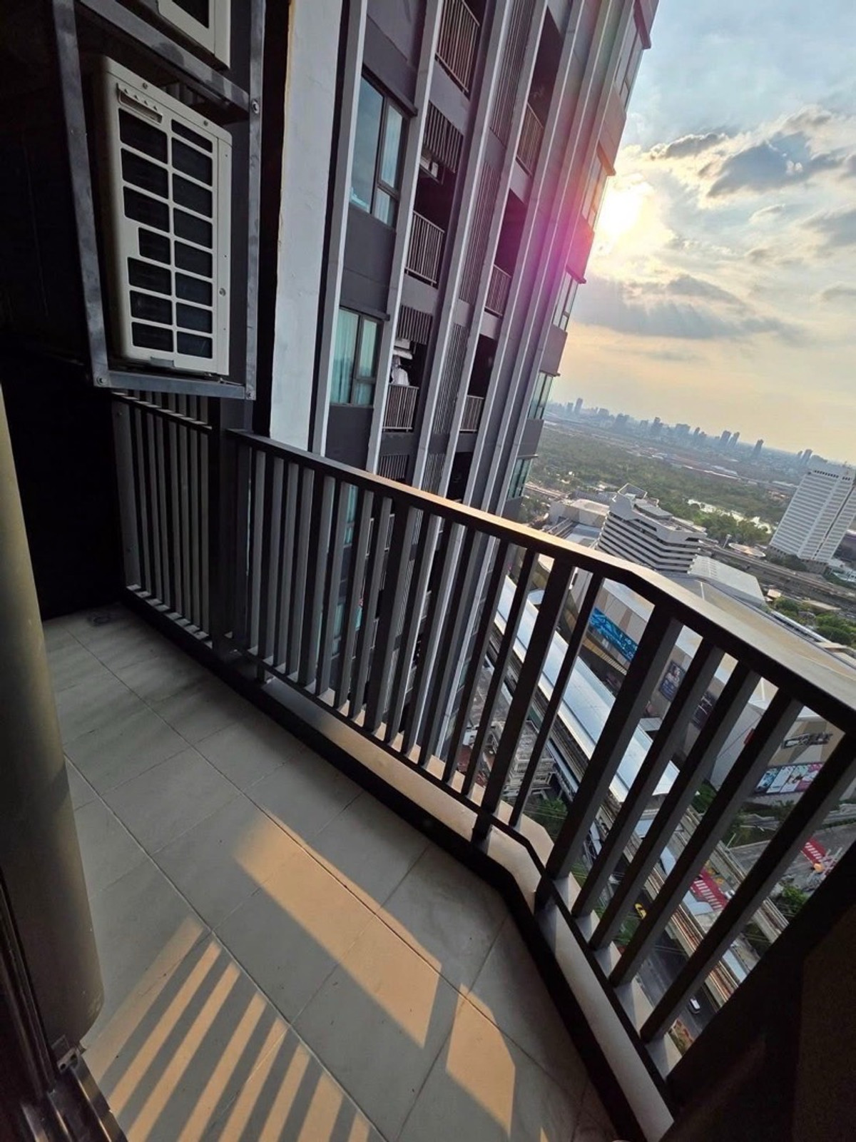 ให้เช่าคอนโดลาดพร้าว เซ็นทรัลลาดพร้าว : ให้เช่า คอนโด Life ลาดพร้าว ขนาดห้อง : 35 ตร.ม ชั้น : 38 ตึก/อาคาร : A ราคา : 25,000 บาท สถานที่ใกล้เคียง : ติด bts สถานีห้าแยกลาดพร้าว