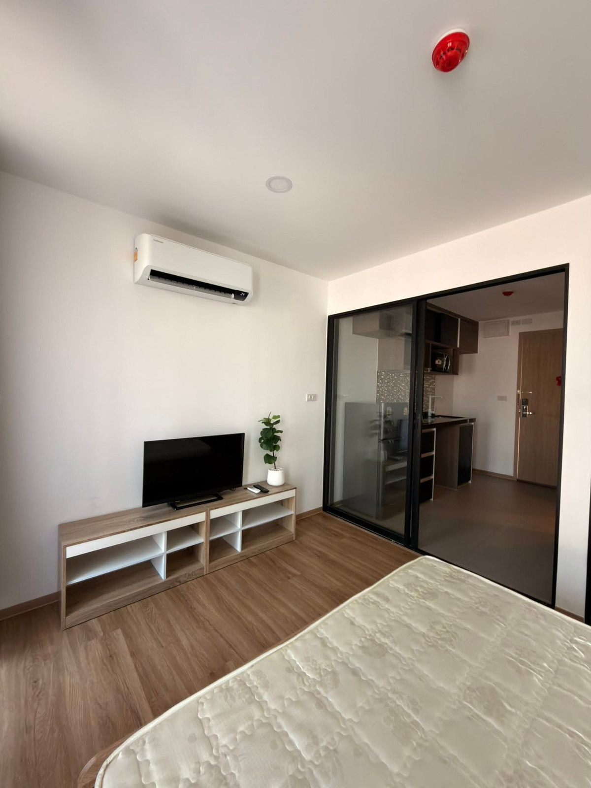 For RentCondoRatchadapisek, Huaikwang, Suttisan : Urgent Condo for rent, Cybic Ratchada 32 (corner room), fully furnished, ready to move in.
