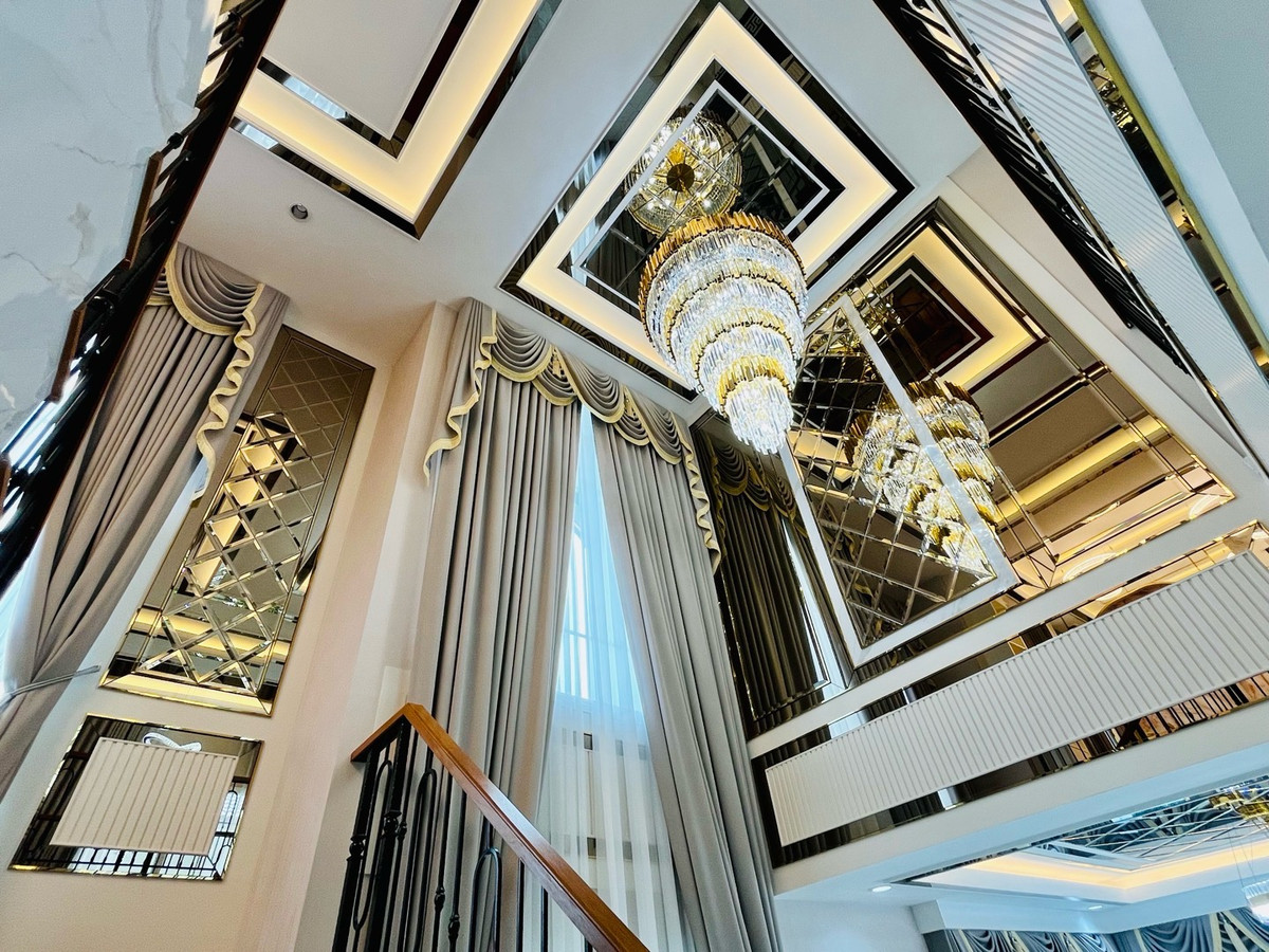 For RentHousePathum Thani,Rangsit, Thammasat : Rent Grandio Vibhavadi Rangsit, has a swimming pool, decorated for 6 million, largest corner house, 450 sq m, more beautiful than an angel.