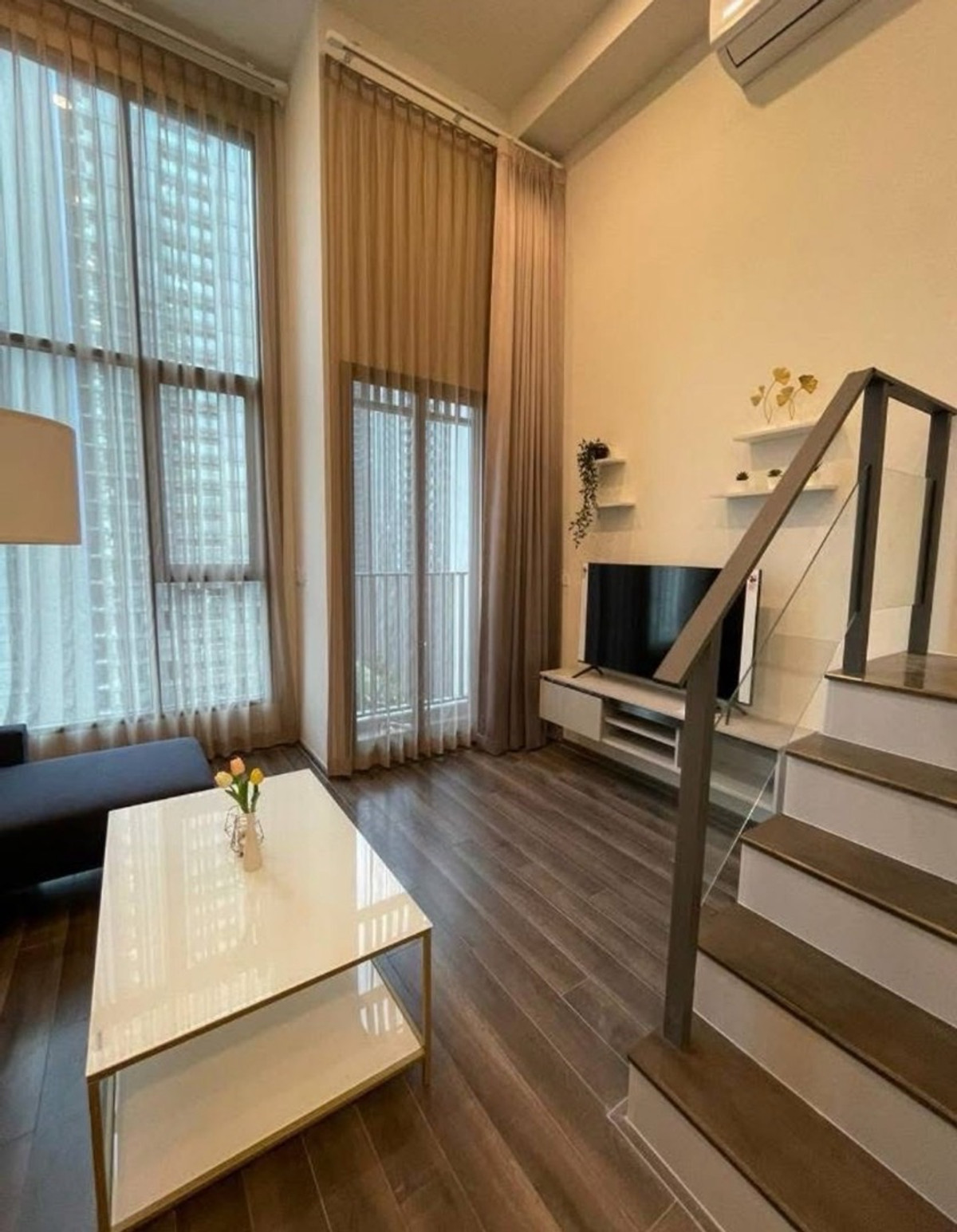 ให้เช่าคอนโดพระราม 9 เพชรบุรีตัดใหม่ RCA : ให้เช่า Knightsbridge space rama9 (ไนท์ บริดจ์ สเปซ พระราม9) Duplex 1ห้องนอน 1ห้องน้ำ (1bed 1bath) 38 ตรม.  ตึก หลัก ชั้น 16 วิวเมือง เฟอร์และเครื่องใช้ไฟฟ้าครบ 30,000 บาท