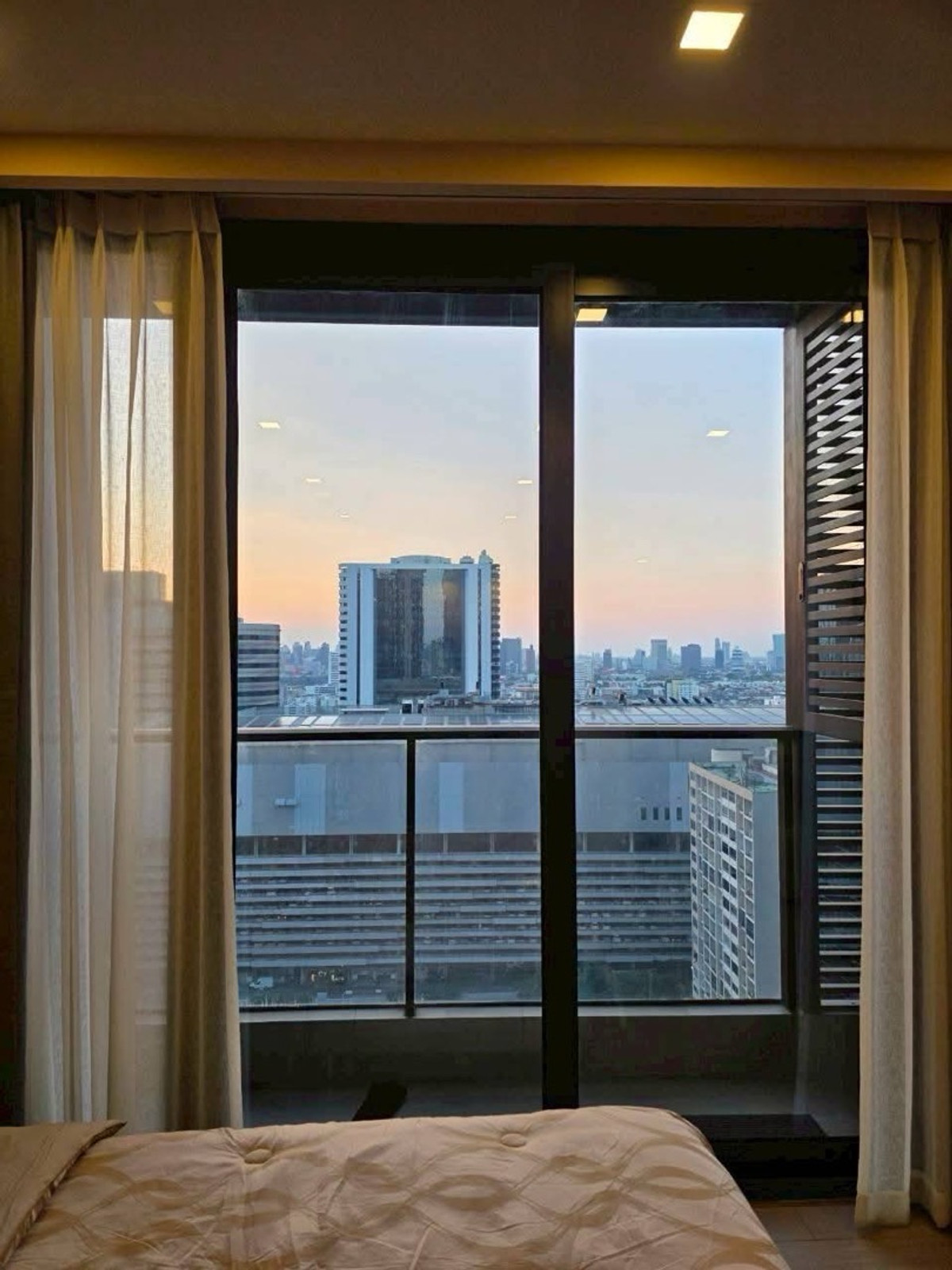 For RentCondoRama9, Petchburi, RCA : Condo for rent, One9Five Asoke-Rama9, Building B, 19th floor, open view, not blocked, size 35.5 sq m, 1 bedroom, price 23,000 baht.