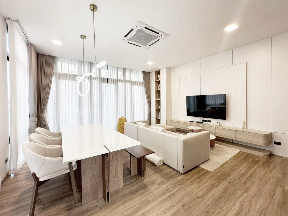 ให้เช่าทาวน์โฮมเกษตรศาสตร์ รัชโยธิน : ◈PATIO RATCHAYOTHIN◈ Ready to move in • Usable Area: 267 sq.m. • 3 Bedrooms 5 Bathrooms • 2 Kitchens • Parking 4 cars • Furniture & Appliances: Fully furnished
