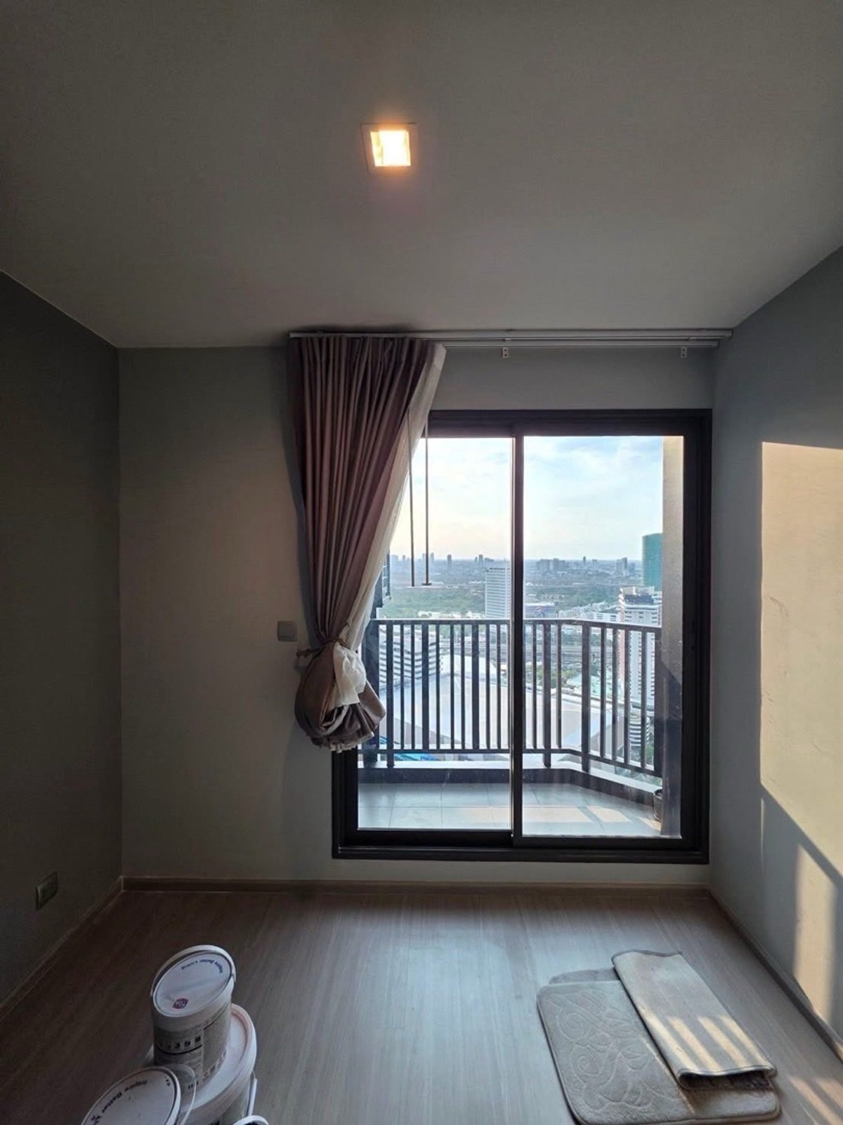 ให้เช่าคอนโดลาดพร้าว เซ็นทรัลลาดพร้าว : ให้เช่า คอนโด Life ลาดพร้าว ขนาดห้อง : 35 ตร.ม ชั้น : 38 ตึก/อาคาร : A ราคา : 25,000 บาท สถานที่ใกล้เคียง : ติด bts สถานีห้าแยกลาดพร้าว