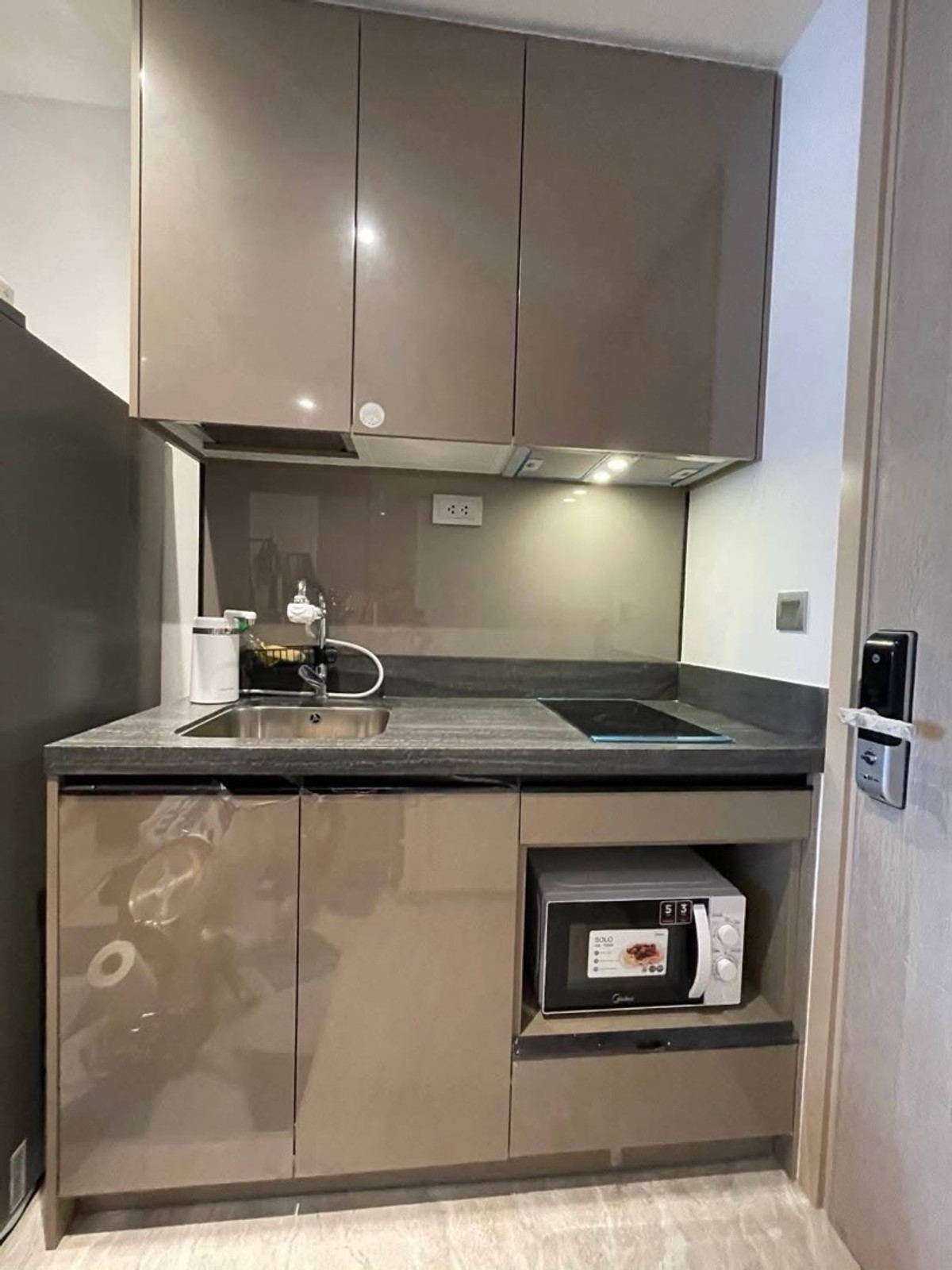 ให้เช่าคอนโดพระราม 9 เพชรบุรีตัดใหม่ RCA : ให้เช่าด่วนคอนโด Ashton Asoke-Rama9  ชั้น 10-20 อาคาร Alpha วิวเซ็นทรัล ขนาด  40 ตร.ม. 1 ห้องนอน ราคา 33,000 บาท พร้อมอยู่ ต่อรองได้นิดหน่อย 