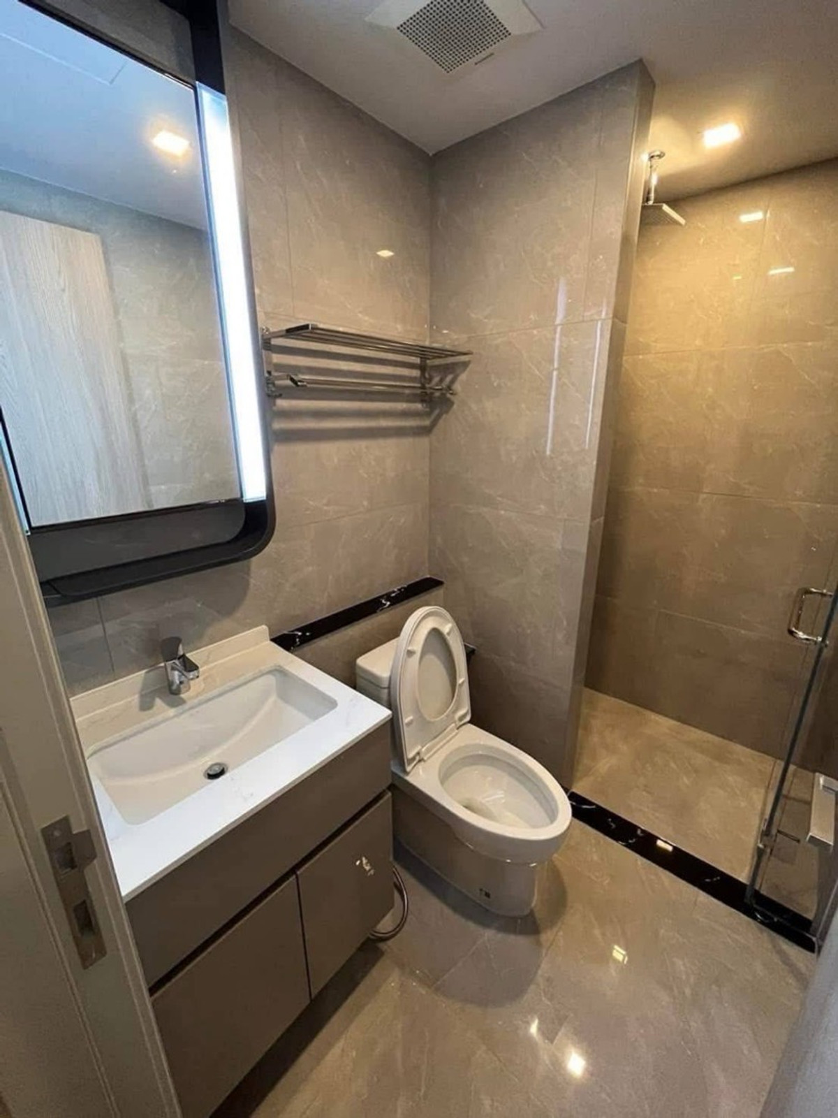 ให้เช่าคอนโดพระราม 9 เพชรบุรีตัดใหม่ RCA : ให้เช่าคอนโด One9Five Asoke-Rama9 อาคาร B ชั้น 27 วิวเมือง ขนาด 58 ตร.ม. 2 ห้องนอน ราคา 42,000 บาท