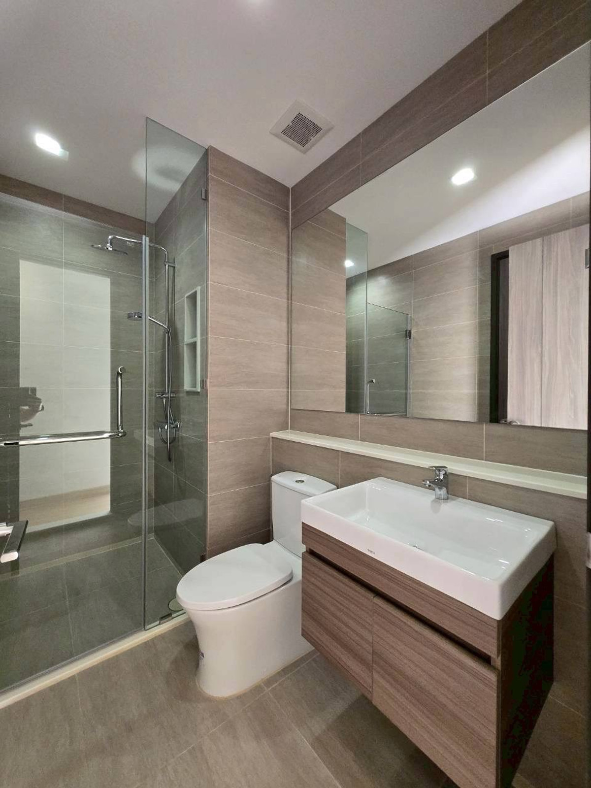 ขายคอนโดสาทร นราธิวาส : ขายด่วน คอนโด Rhythm เจริญกรุง-พาวิลเลียน 2 นอน 3 น้ำ 1 ห้องแม่บ้าน ตกแต่ง Built-in อย่างดี ตามภาพ ห้องใหม่ ไม่เคยเข้าอยู่ เข้าอยู่ได้เลย