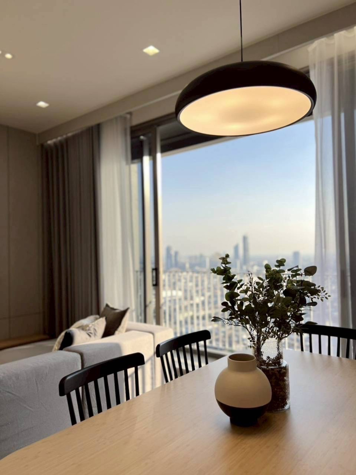 ขายคอนโดสาทร นราธิวาส : ขายด่วน คอนโด Rhythm เจริญกรุง-พาวิลเลียน 2 นอน 3 น้ำ 1 ห้องแม่บ้าน ตกแต่ง Built-in อย่างดี ตามภาพ ห้องใหม่ ไม่เคยเข้าอยู่ เข้าอยู่ได้เลย