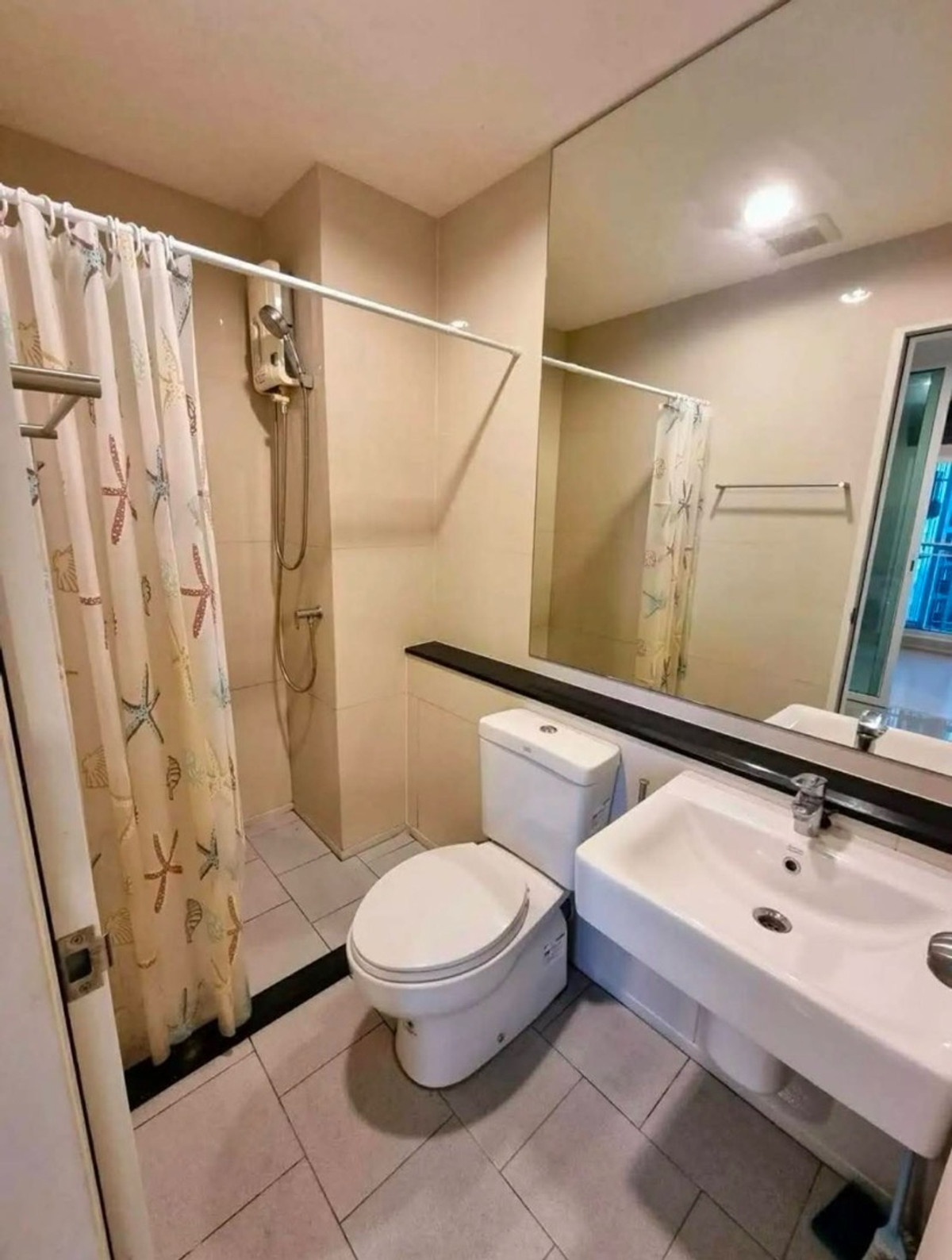 For SaleCondoSamut Prakan,Samrong : Urgent sale, Aspire Erawan TowerB condo, 14th floor, swimming pool project view, size 35.57 sq m, price 2,000,000 baht.