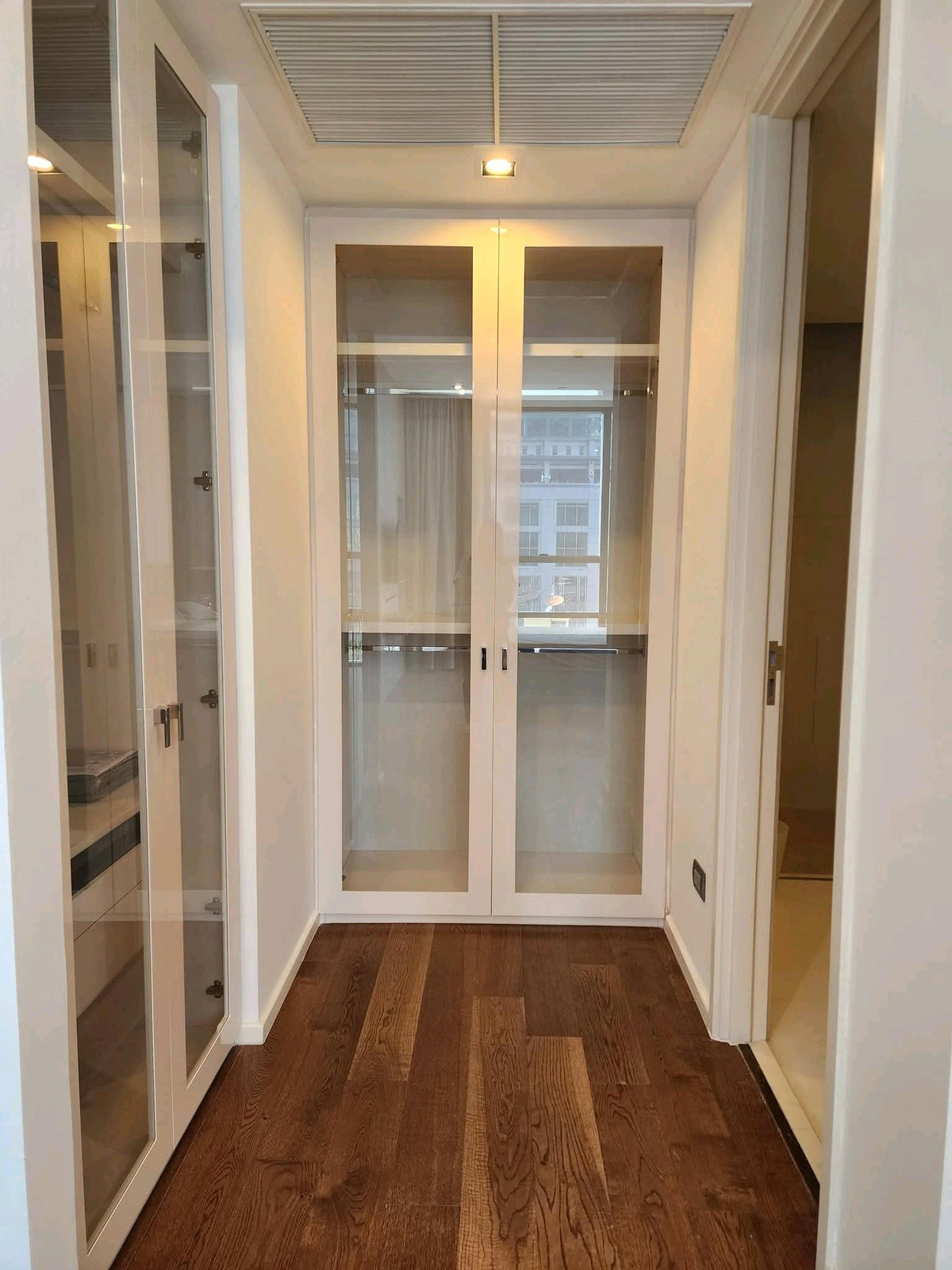 ให้เช่าคอนโดสาทร นราธิวาส : ✨ คอนโดหรูใจกลางสาทร ที่คนทำงานระดับ Executive 🚆 ติด BTS สุรศักดิ์ เดินทางสะดวก ประหยัดเวลาทุกวัน