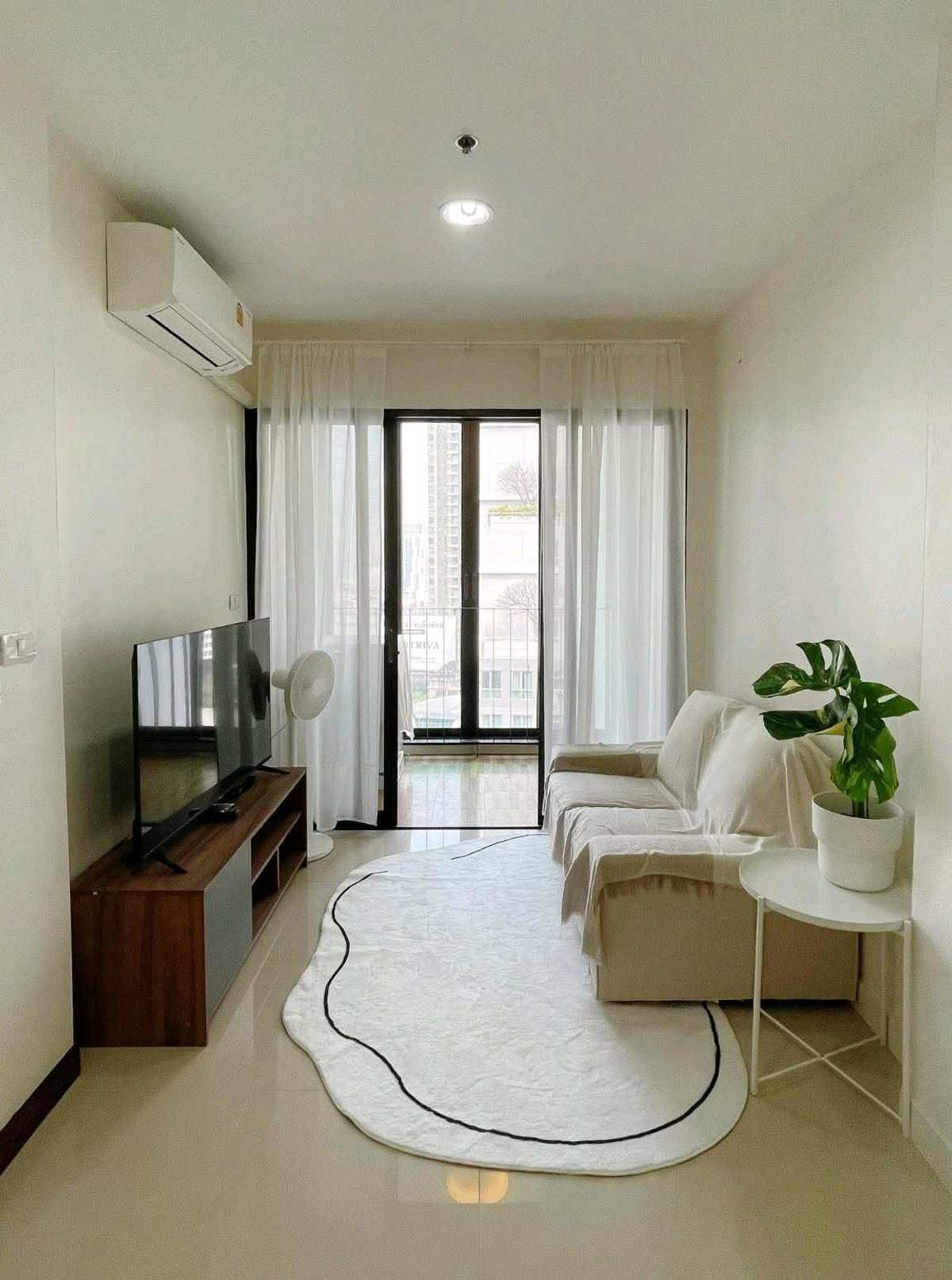 For RentCondoRatchadapisek, Huaikwang, Suttisan : 💫 Very good location, next to Huai Khwang MRT, wake up to see the skytrain every day 🚇