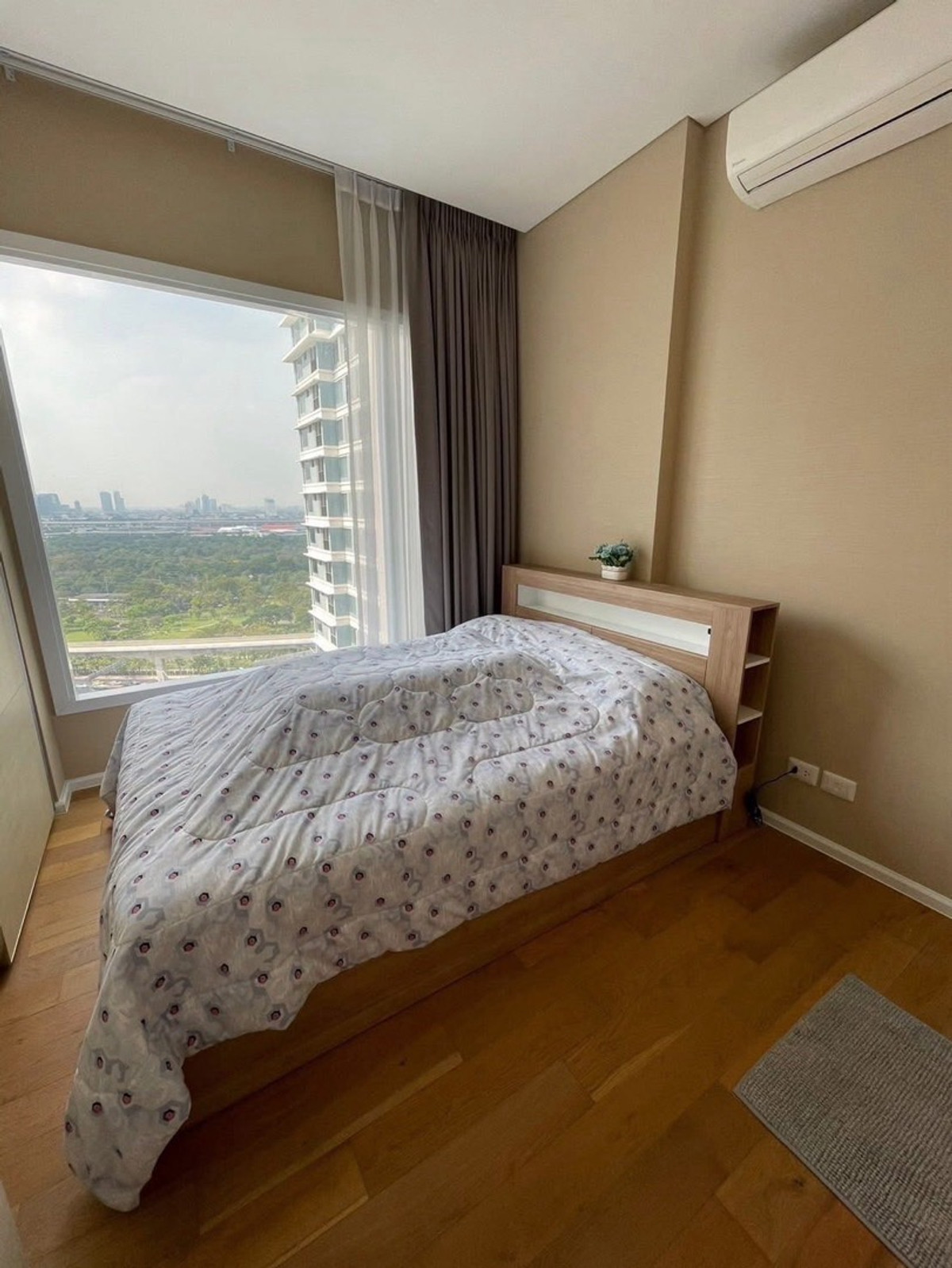 For RentCondoLadprao, Central Ladprao : Condo for rent, The Saint Residences Floor: 21 Building/Building: C Room size: 31 sq m Price: 15,000 baht Nearby location: Next to MRT Phahon Yothin (300 meters away)