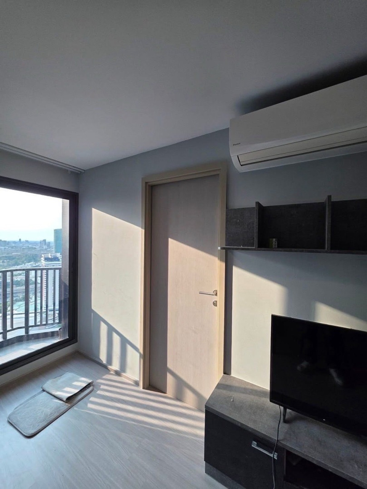 ให้เช่าคอนโดลาดพร้าว เซ็นทรัลลาดพร้าว : ให้เช่า คอนโด Life ลาดพร้าว ขนาดห้อง : 35 ตร.ม ชั้น : 38 ตึก/อาคาร : A ราคา : 25,000 บาท สถานที่ใกล้เคียง : ติด bts สถานีห้าแยกลาดพร้าว