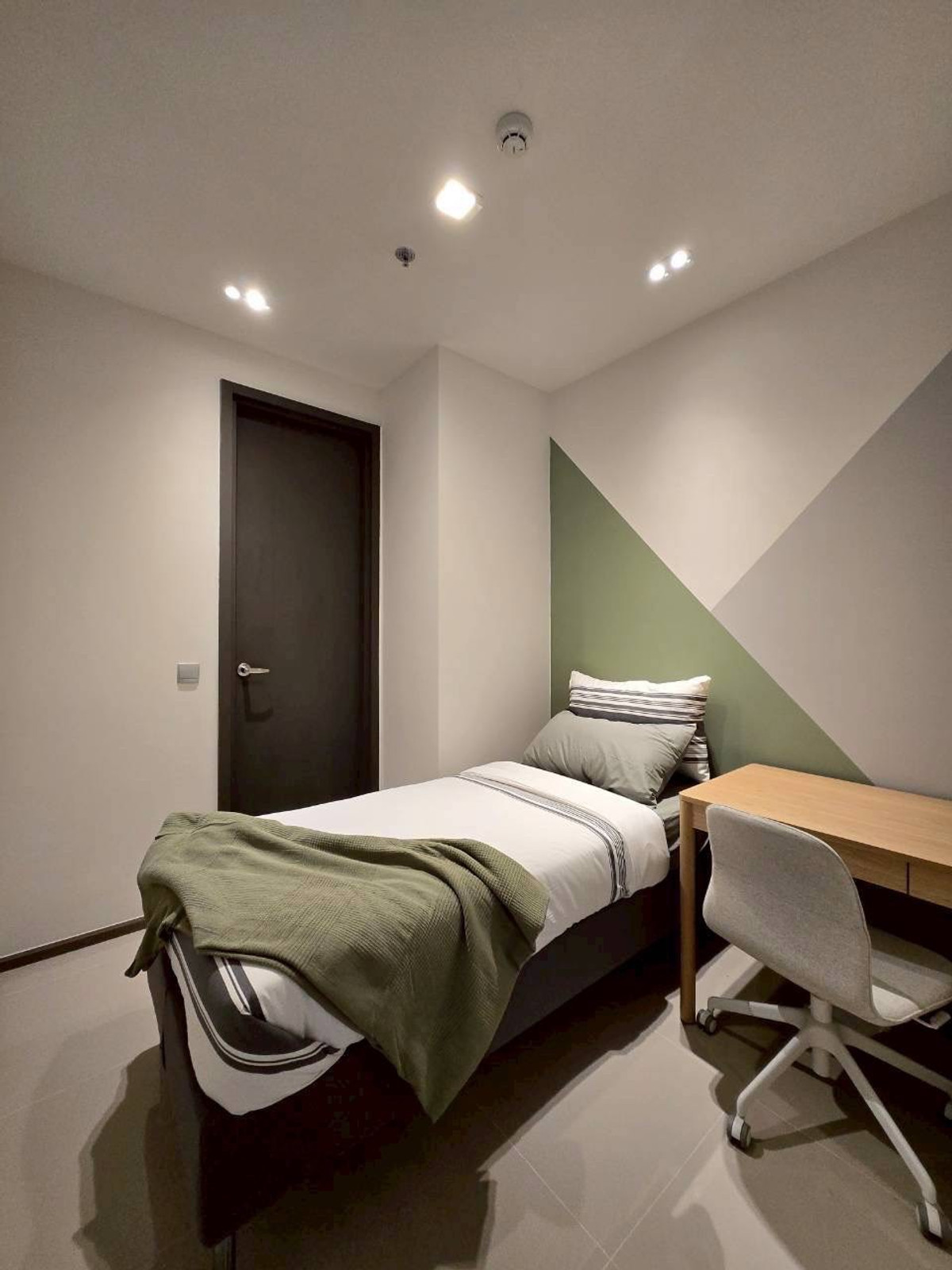 ขายคอนโดสาทร นราธิวาส : ขายด่วน คอนโด Rhythm เจริญกรุง-พาวิลเลียน 2 นอน 3 น้ำ 1 ห้องแม่บ้าน ตกแต่ง Built-in อย่างดี ตามภาพ ห้องใหม่ ไม่เคยเข้าอยู่ เข้าอยู่ได้เลย