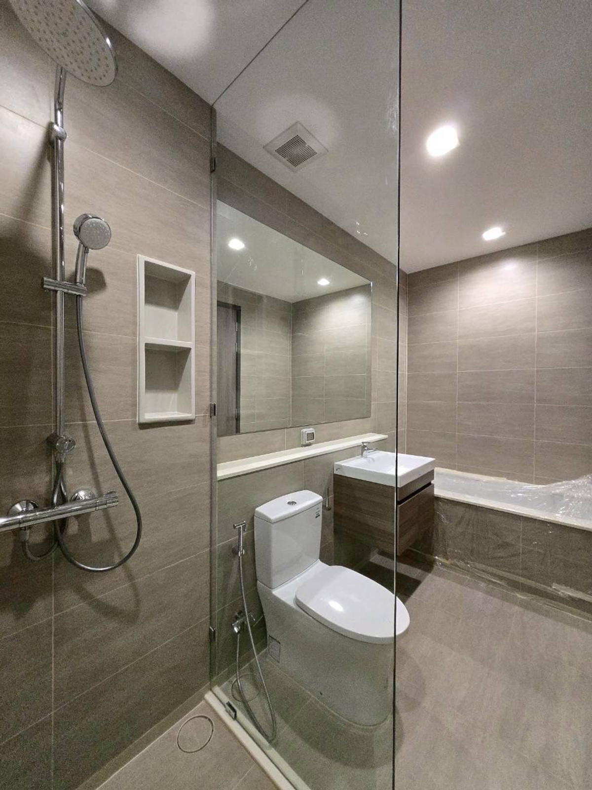 ขายคอนโดสาทร นราธิวาส : ขายด่วน คอนโด Rhythm เจริญกรุง-พาวิลเลียน 2 นอน 3 น้ำ 1 ห้องแม่บ้าน ตกแต่ง Built-in อย่างดี ตามภาพ ห้องใหม่ ไม่เคยเข้าอยู่ เข้าอยู่ได้เลย