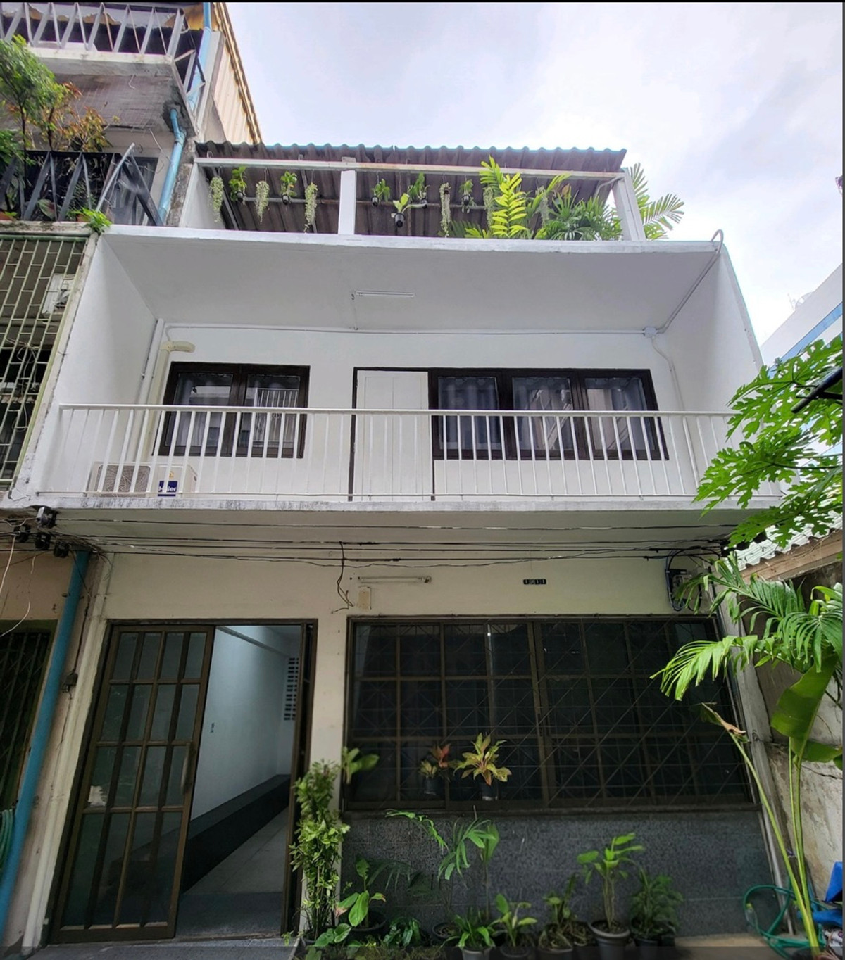 For RentShop HouseSilom, Saladaeng, Bangrak : Rent a 3-story shophouse on Convent Road (Silom), beautiful, cheap, good location, near St. Joseph Convent School. Interested, contact Line@841qqlnr