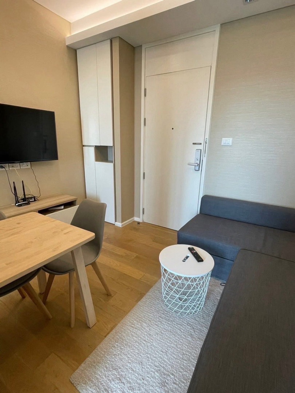 ให้เช่าคอนโดลาดพร้าว เซ็นทรัลลาดพร้าว : ให้เช่า คอนโด เดอะ เซนต์ เรสซิเดนเซส (The Saint Residences)​ ชั้น : 21 ตึก/อาคาร : Cขนาดห้อง : 31 ตร.ม ราคา : 15,000 บาท สถานที่ใกล้เคียง : ติด MRT พหลโยธิน (ห่าง 300 เมตร)