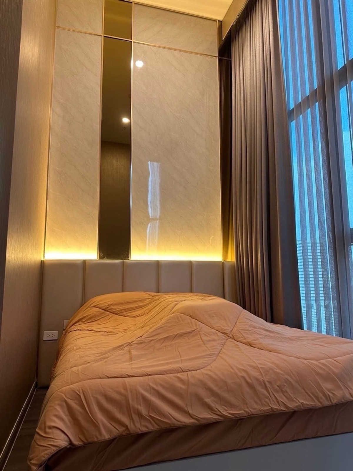 ให้เช่าคอนโดพระราม 9 เพชรบุรีตัดใหม่ RCA : ให้เช่า Knightsbridge space rama9 (ไนท์ บริดจ์ สเปซ พระราม9) Duplex 2 ห้องนอน 1ห้องน้ำ (2bed 1bath) 44 ตรม.  ตึก หลัก ชั้น 16 วิวเมือง เฟอร์และเครื่องใช้ไฟฟ้าครบ 42,000 บาท