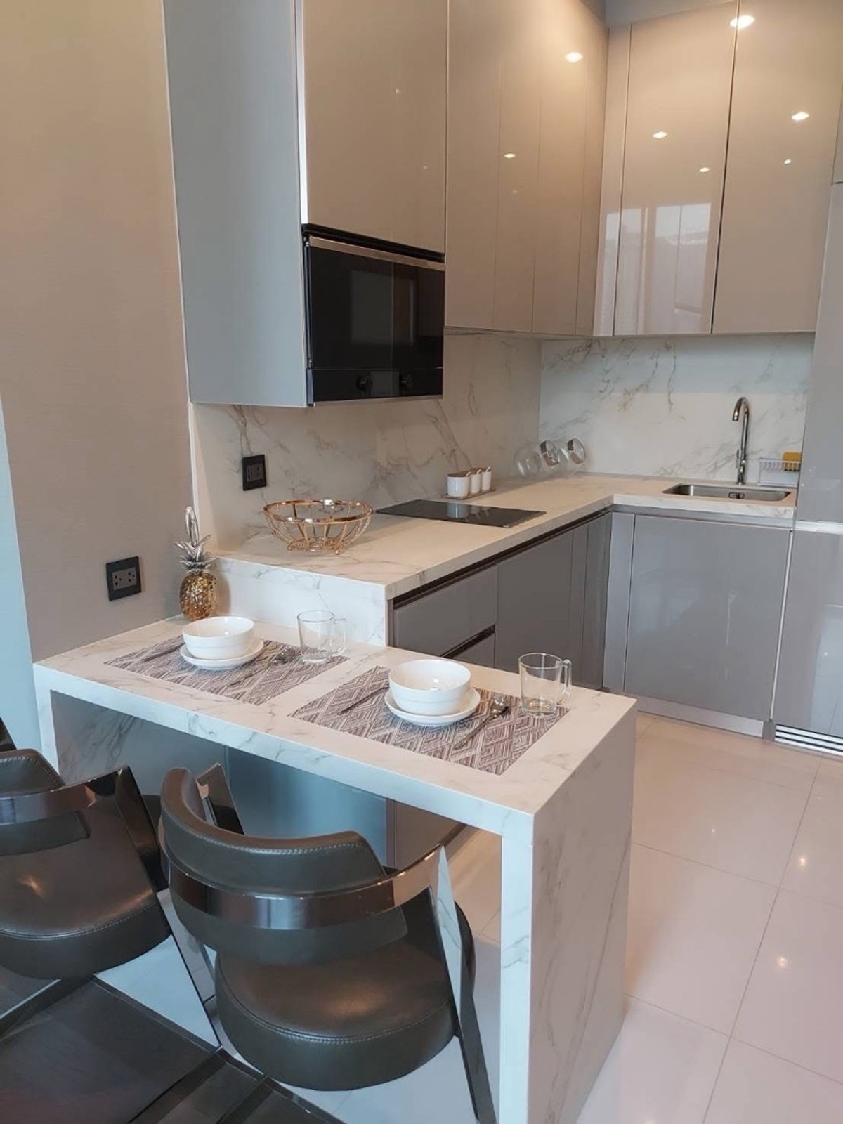 ให้เช่าคอนโดพระราม 9 เพชรบุรีตัดใหม่ RCA : ให้เช่า The Esse at Singha Complex (ดิ เอส แอท สิงห์ คอมเพล็กซ์) 1 ห้องนอน 1ห้องน้ำ  35 ตรม.  ตึก หลัก ชั้น 12 วิวเมืองสวย เฟอร์และเครื่องใช้ไฟฟ้าครบ 35,000 บาท