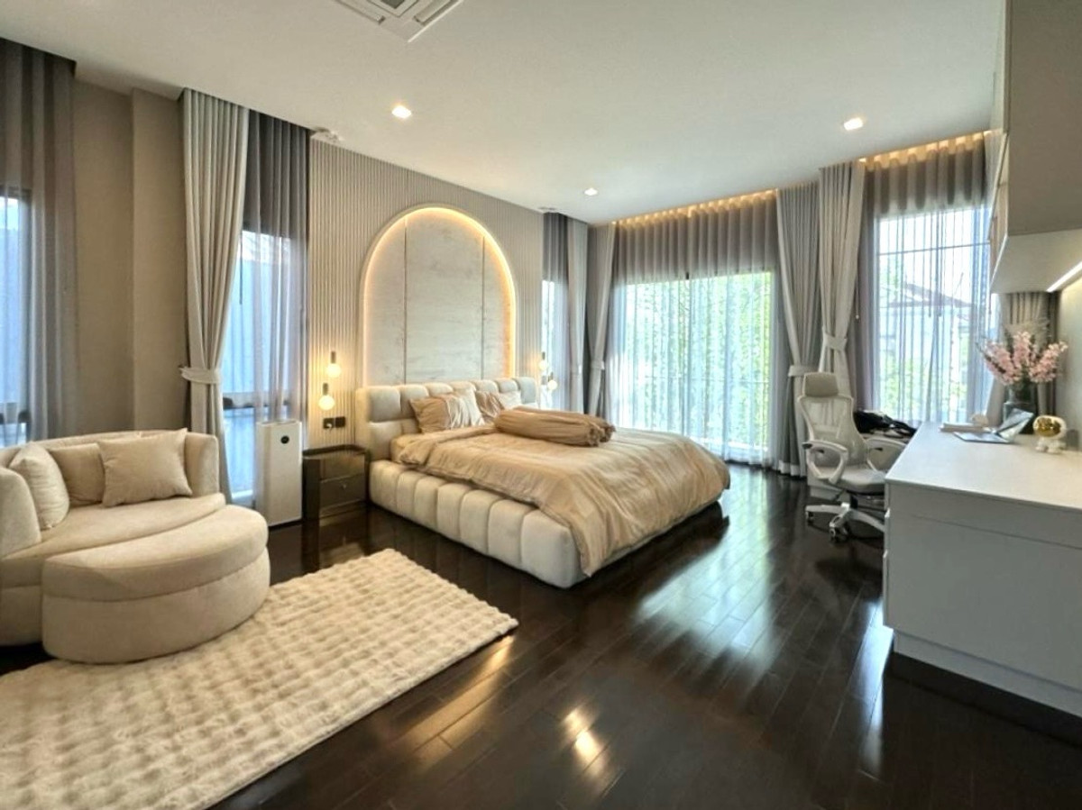 ให้เช่าบ้านลาดกระบัง สุวรรณภูมิ : ◈Grand Bangkok Boulevard - Krungthepkreetha◈ • 604 sq.m. • 127 sq.wa • 5 Beds 6 Baths •  2 Maids • 5 Parkings • Garden facing unit