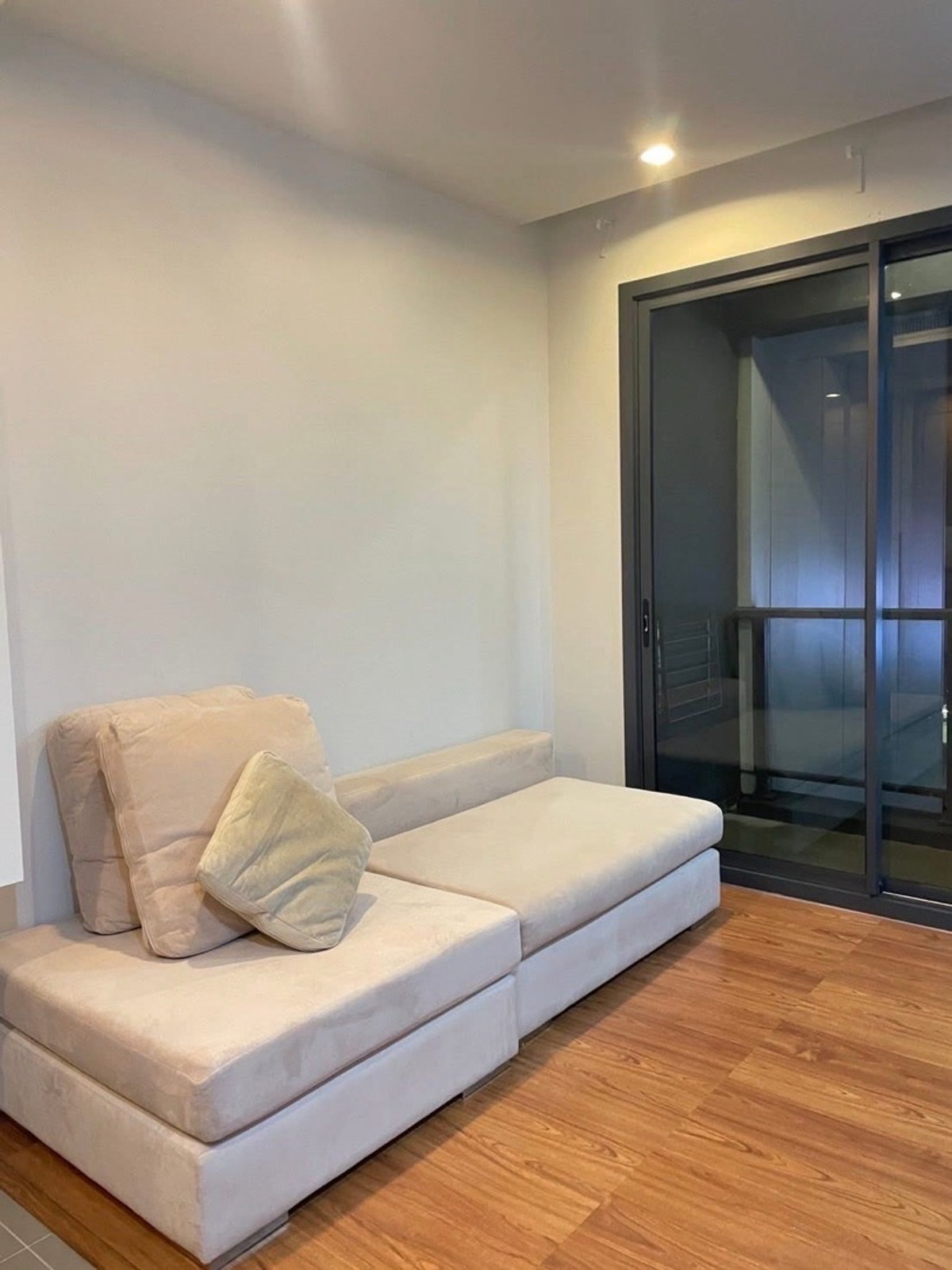 For RentCondoLadprao, Central Ladprao : Condo for rent M Ladprao, pets allowed🐾 Room size: 39 sq m Floor: 9 View: Swimming pool Price: 25,000 baht Nearby places: Next to BTS Ha Yaek Ladprao Station.