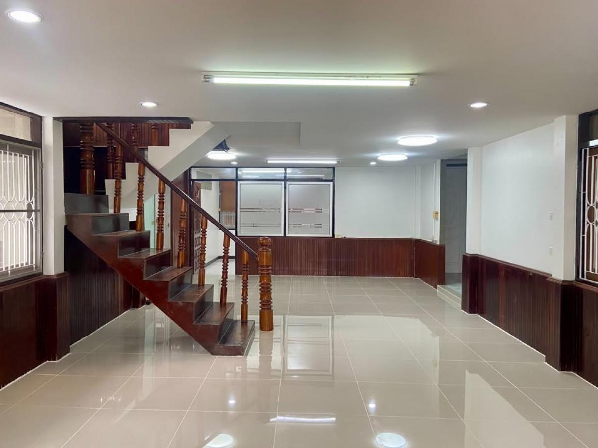 ให้เช่าบ้านพระราม 9 เพชรบุรีตัดใหม่ RCA : 28/02/2026, บ้าน 4 ห้องนอน พร้อมพื้นที่กว้างใจกลางพระราม 9 เช่าหรือซื้อได้ ตามใจคุณ ราคาเริ่มต้นดีมาก!