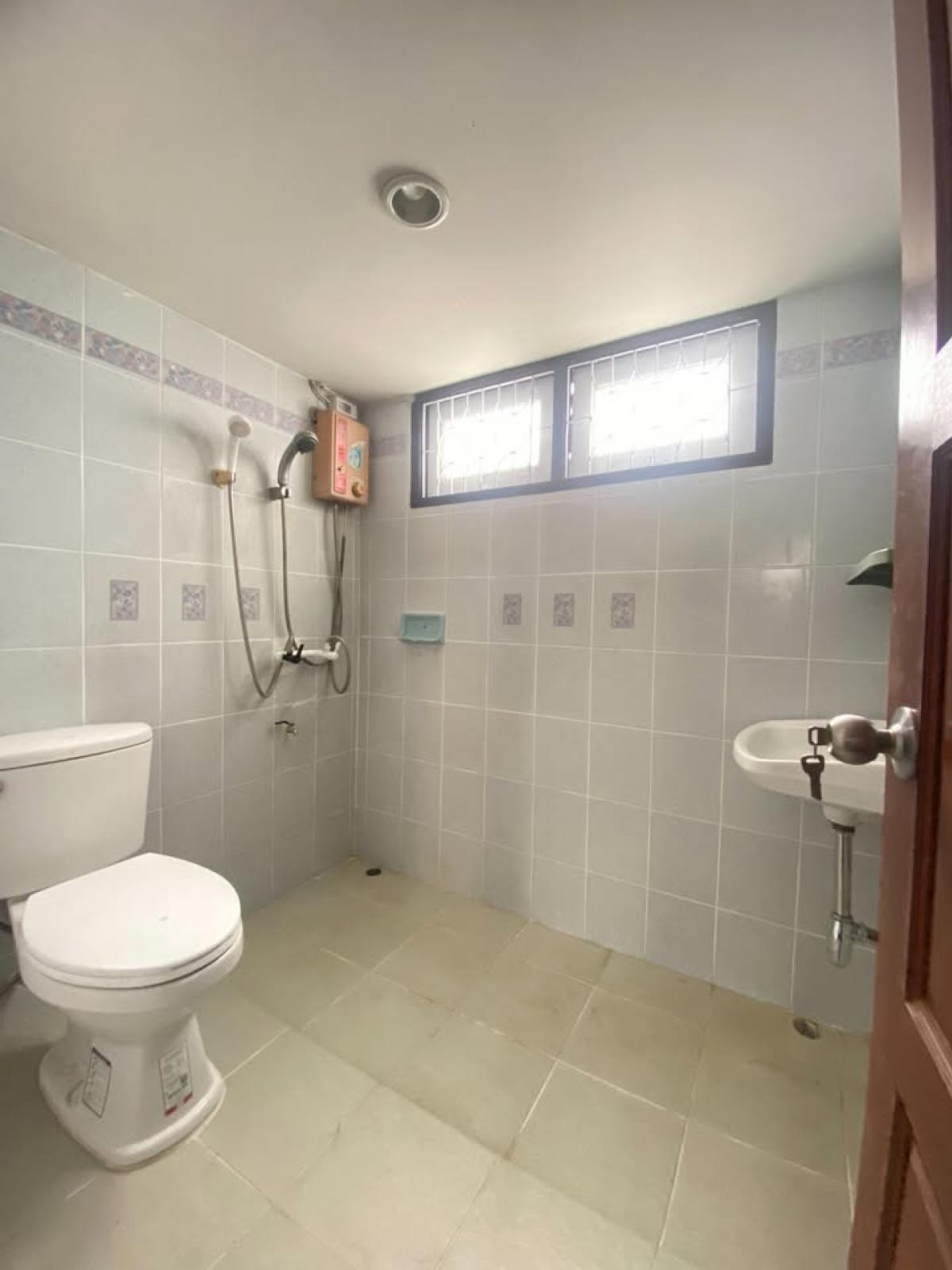 ให้เช่าบ้านพระราม 9 เพชรบุรีตัดใหม่ RCA : 28/02/2026, บ้าน 4 ห้องนอน พร้อมพื้นที่กว้างใจกลางพระราม 9 เช่าหรือซื้อได้ ตามใจคุณ ราคาเริ่มต้นดีมาก!