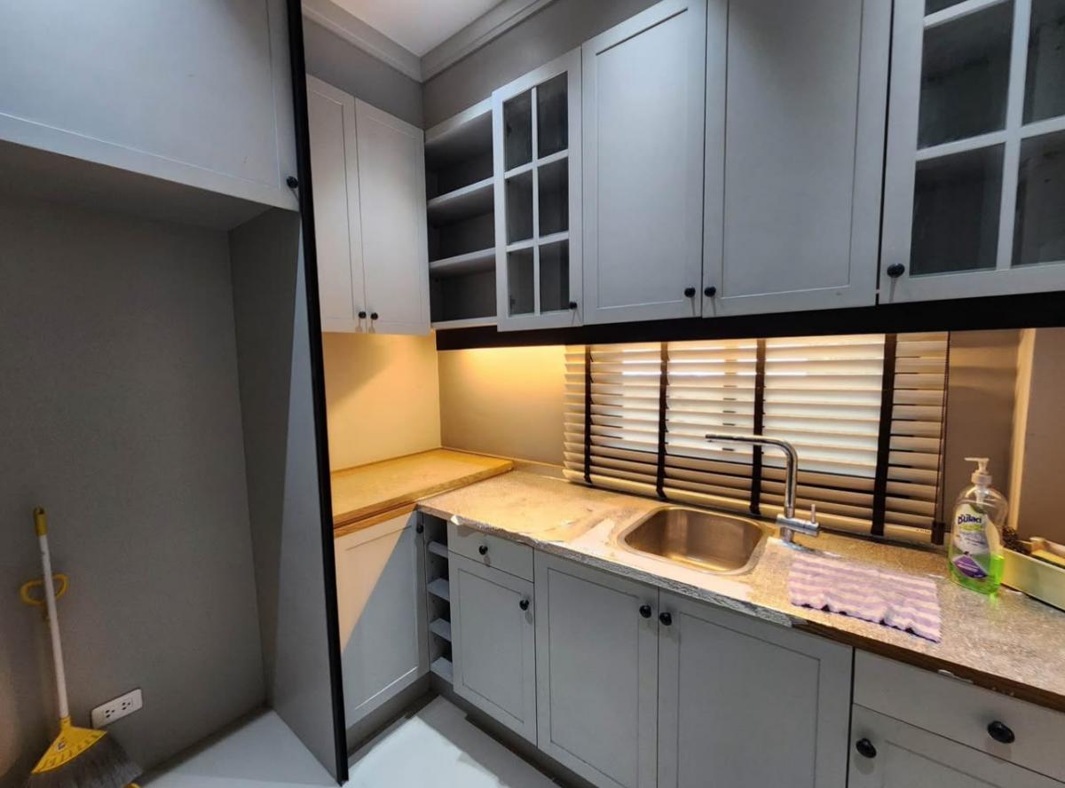 For SaleHouseMin Buri, Romklao : For rent or sale, 2 detached houses, complete addition, 7 bedrooms, near Chatuchot Expressway. The Ricco Residence Wongwaen-Chatuchot, good price, fully furnished, ready to move in!