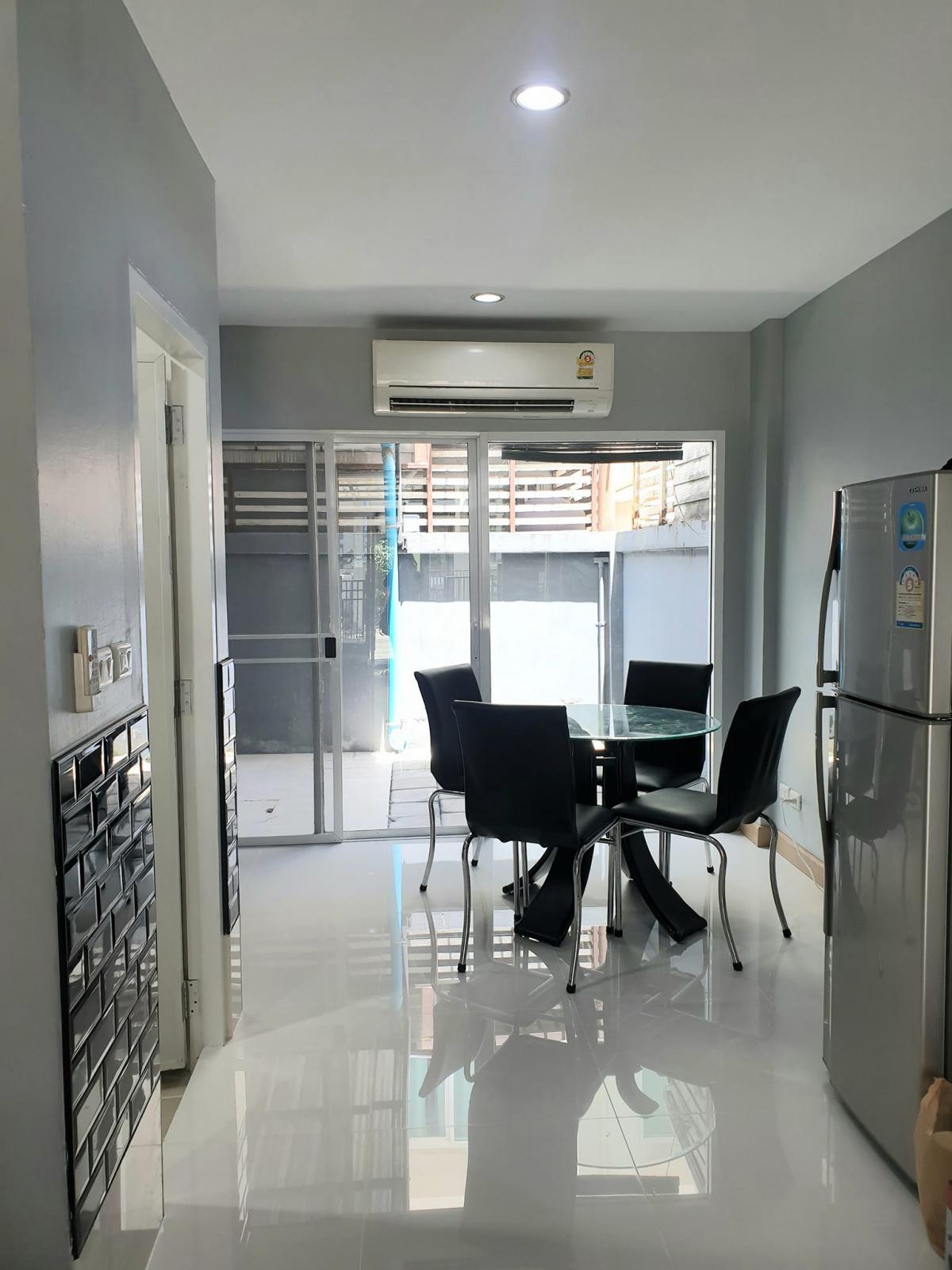 For RentTownhomeSathorn, Narathiwat : Townhome for rent Sathorn-Narathiwat, 3 floors, fully furnished, ready to move in. Beautiful house in the heart of Rama 3, convenient to travel, very close to the city.