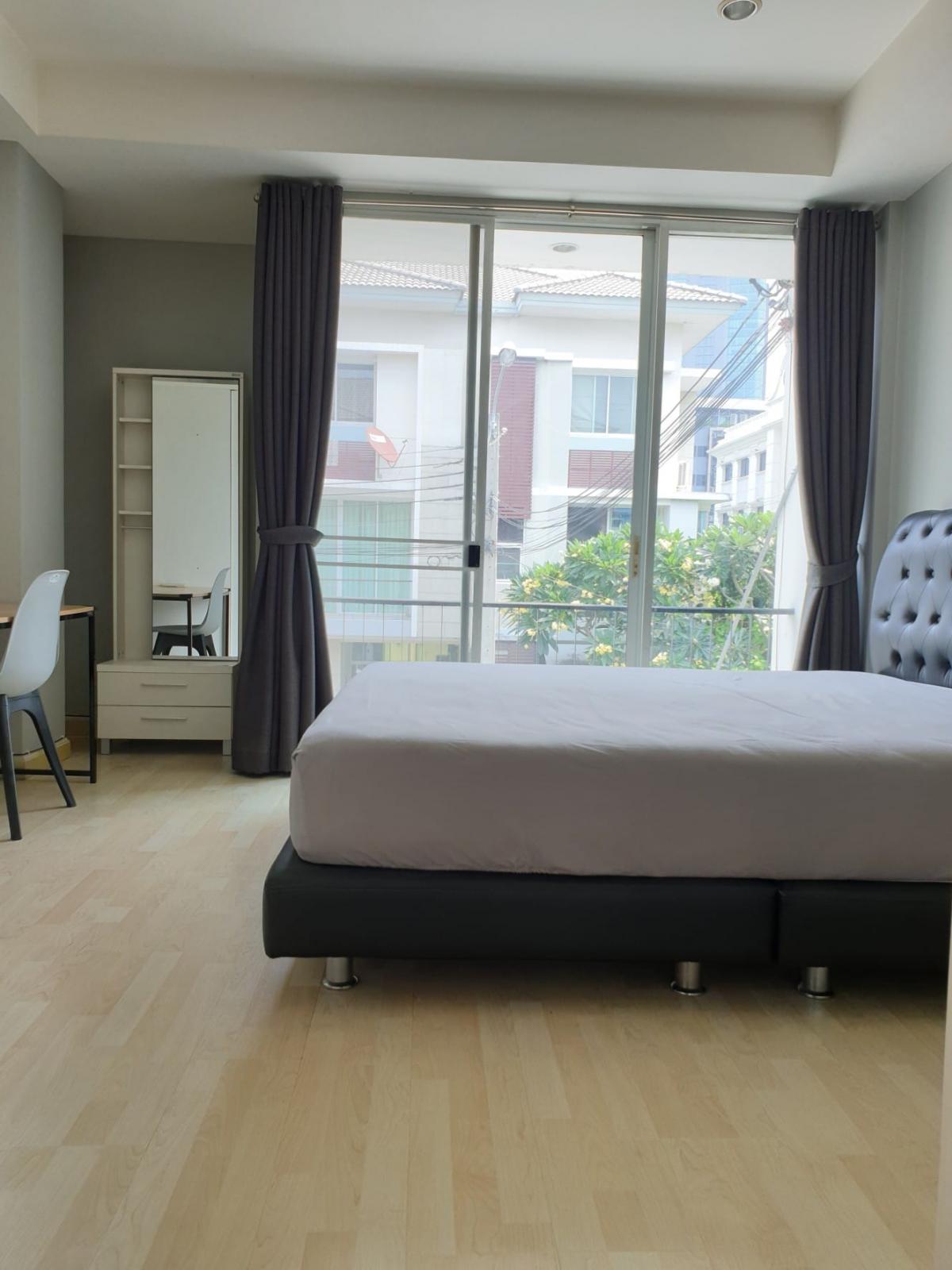 For RentTownhomeSathorn, Narathiwat : Townhome for rent Sathorn-Narathiwat, 3 floors, fully furnished, ready to move in. Beautiful house in the heart of Rama 3, convenient to travel, very close to the city.