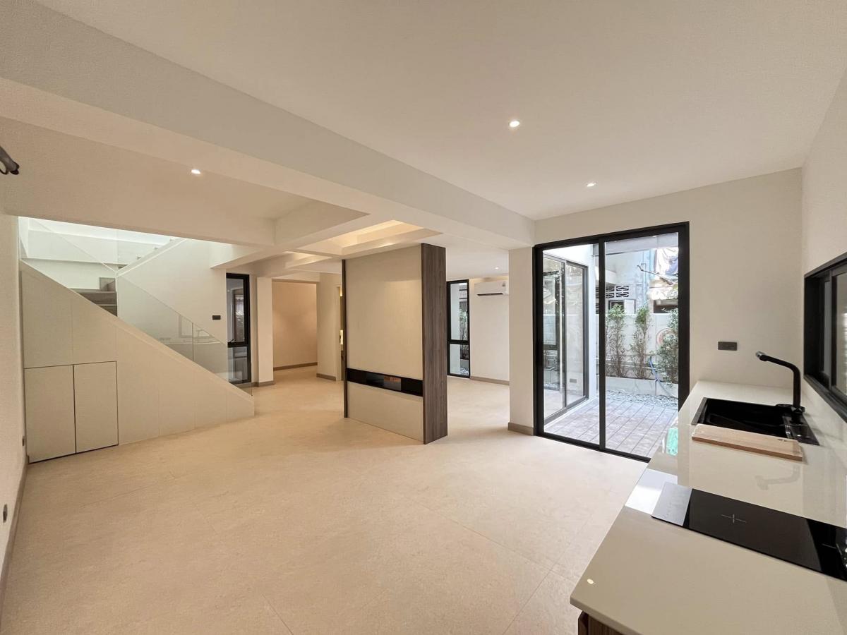 ขายทาวน์โฮมอารีย์ อนุสาวรีย์ : 28/02/2026, บ้านเดี่ยวหรู 3 ห้องนอน ใจกลางเมืองพร้อมเช่า 75,000 บ./ด. พื้นที่กว้าง 205 ตร.ม. ใกล้ BTS นานา / สยาม / อารีย์ / จตุจักร